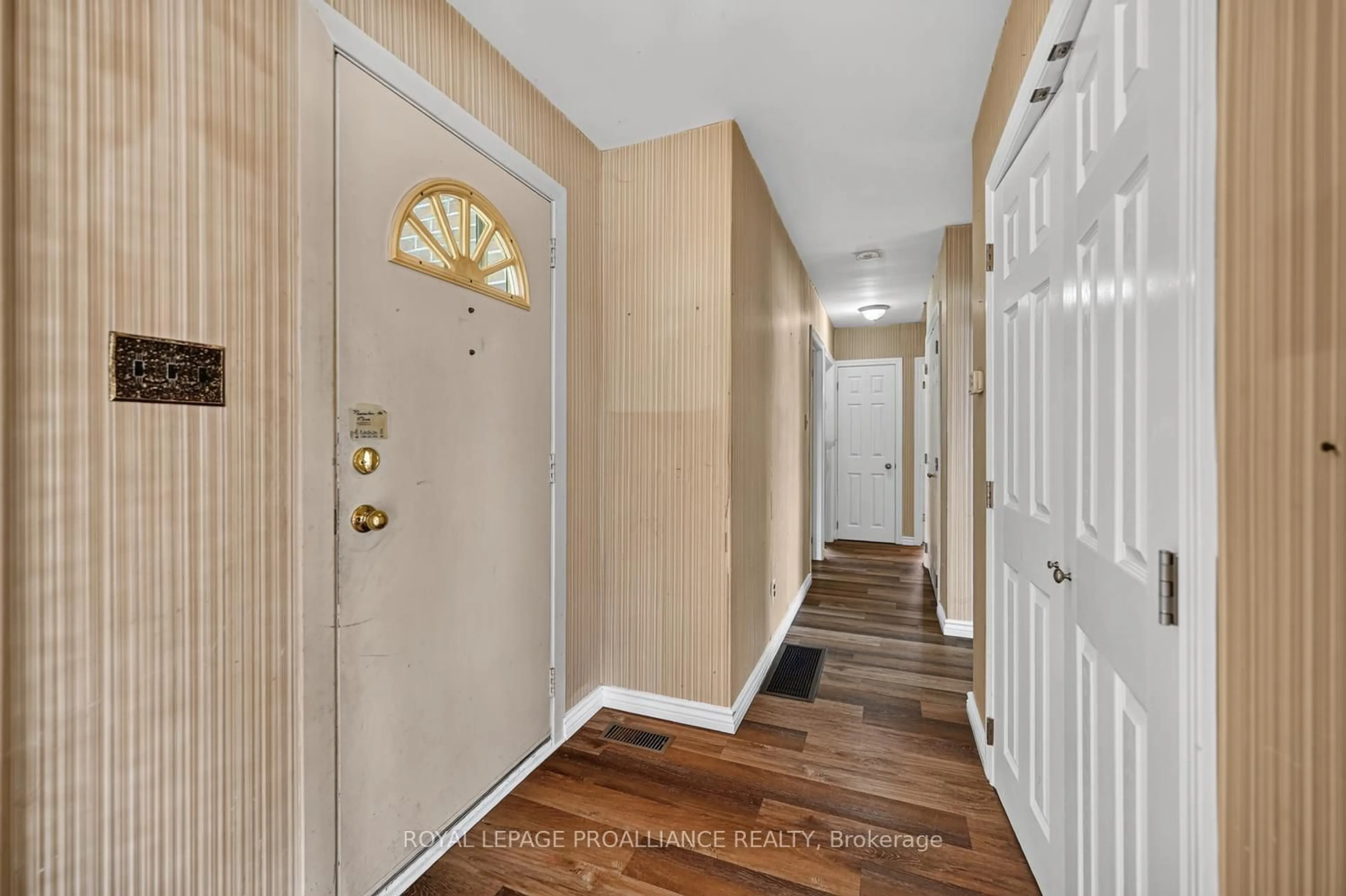 Indoor entryway for 402 Linda St, Prescott Ontario K0E 1T0