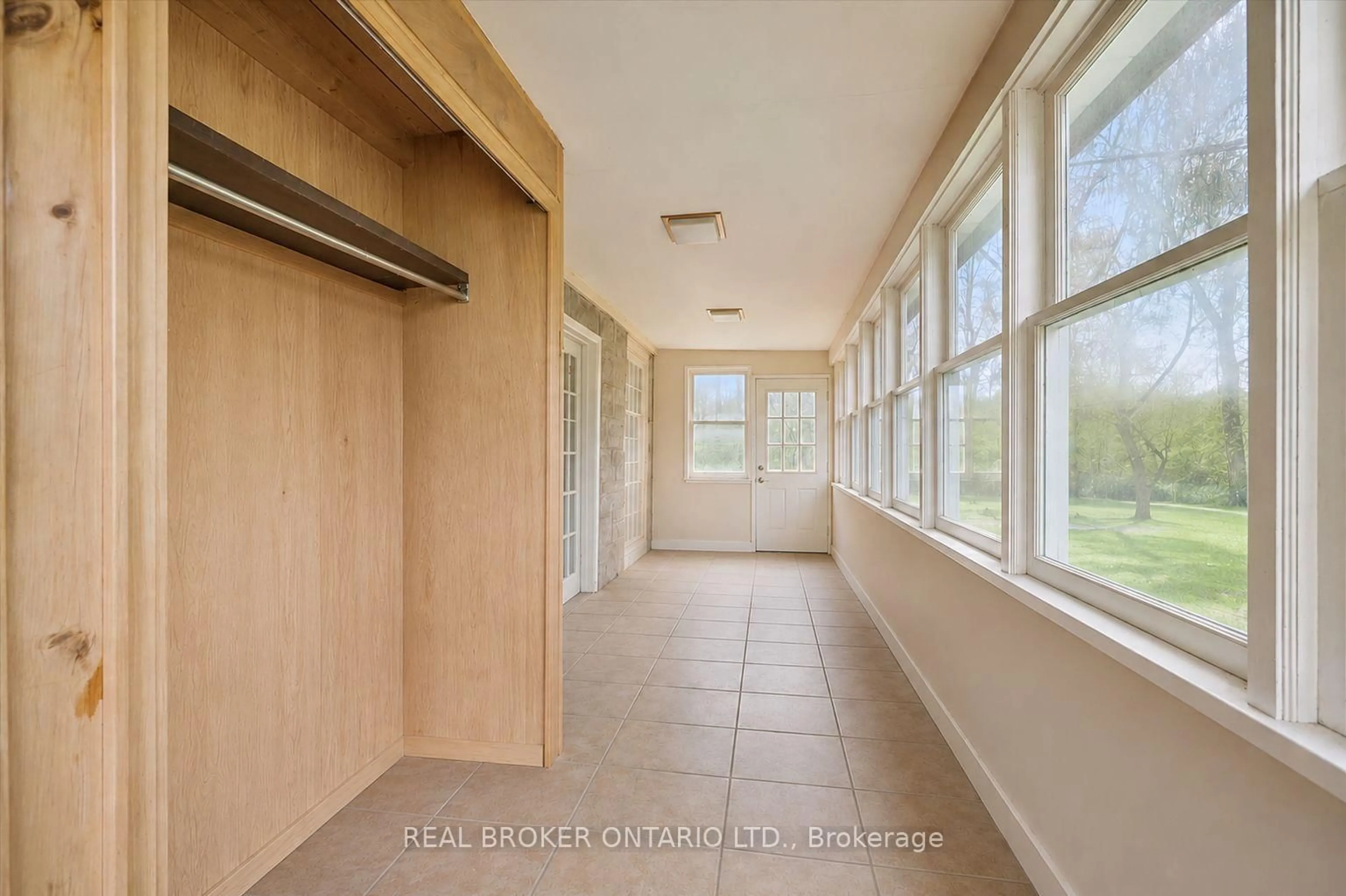 Indoor entryway for 36 Elgin St, Woolwich Ontario N0B 1N0