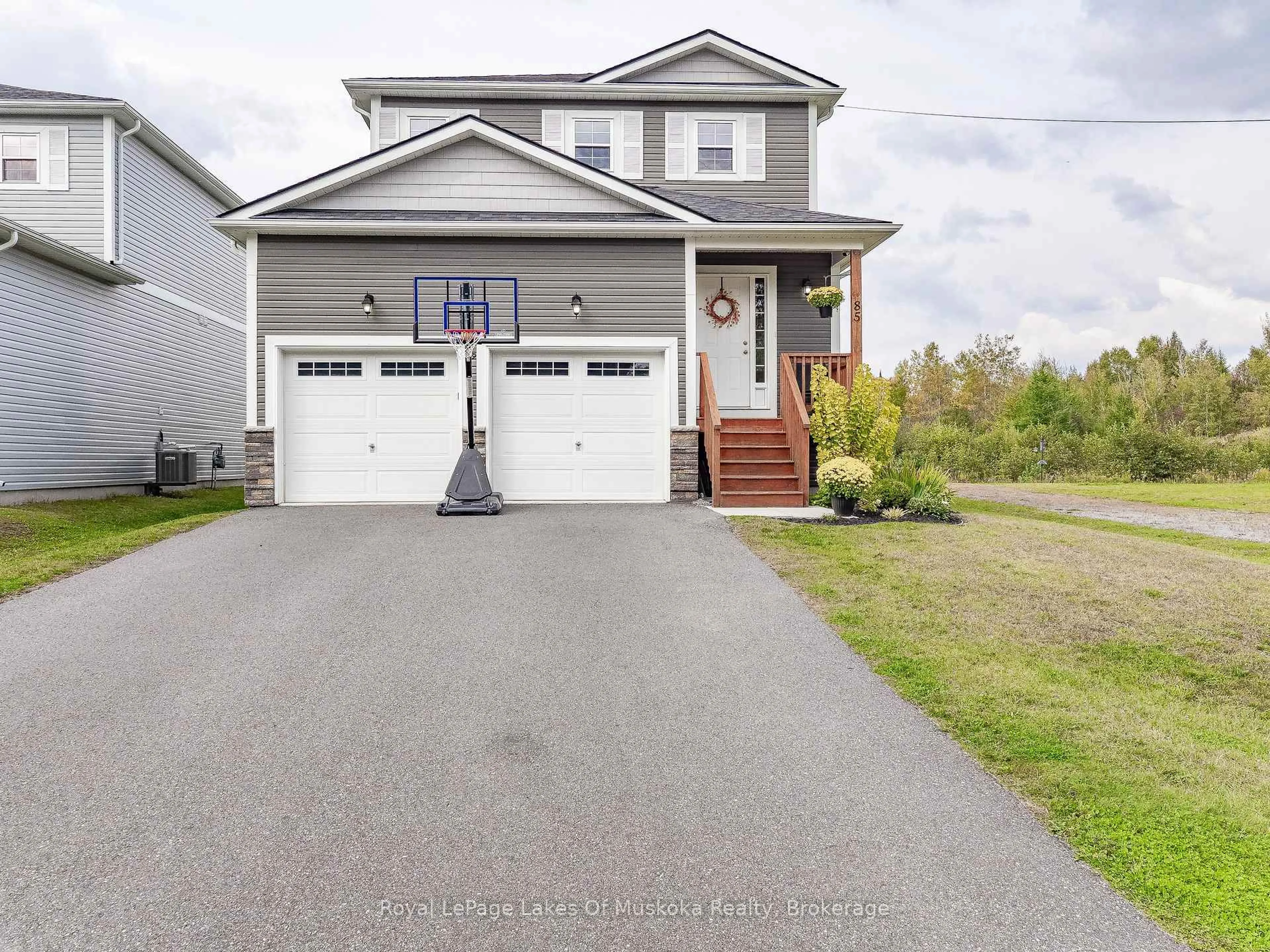 Home with vinyl exterior material, street for 85 Douglas Dr, Bracebridge Ontario P1L 0L3