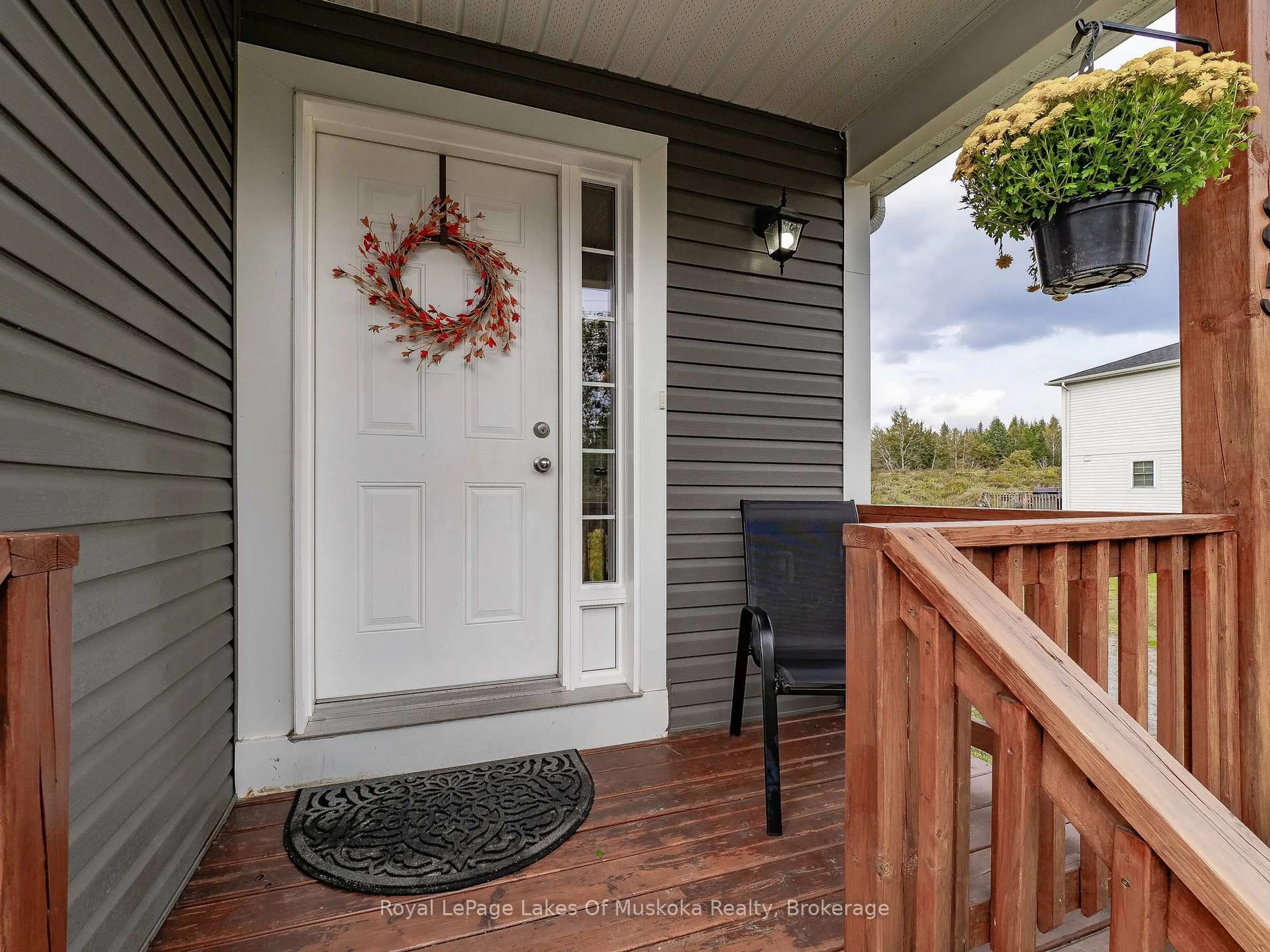 Indoor entryway for 85 Douglas Dr, Bracebridge Ontario P1L 0L3