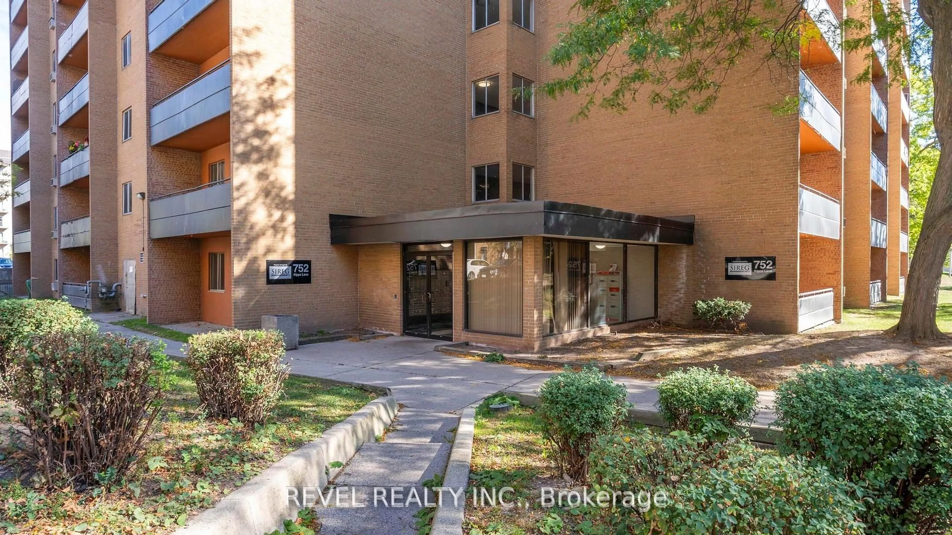 Indoor foyer for 752 Kipps Lane #809, London East Ontario N5Y 4V4