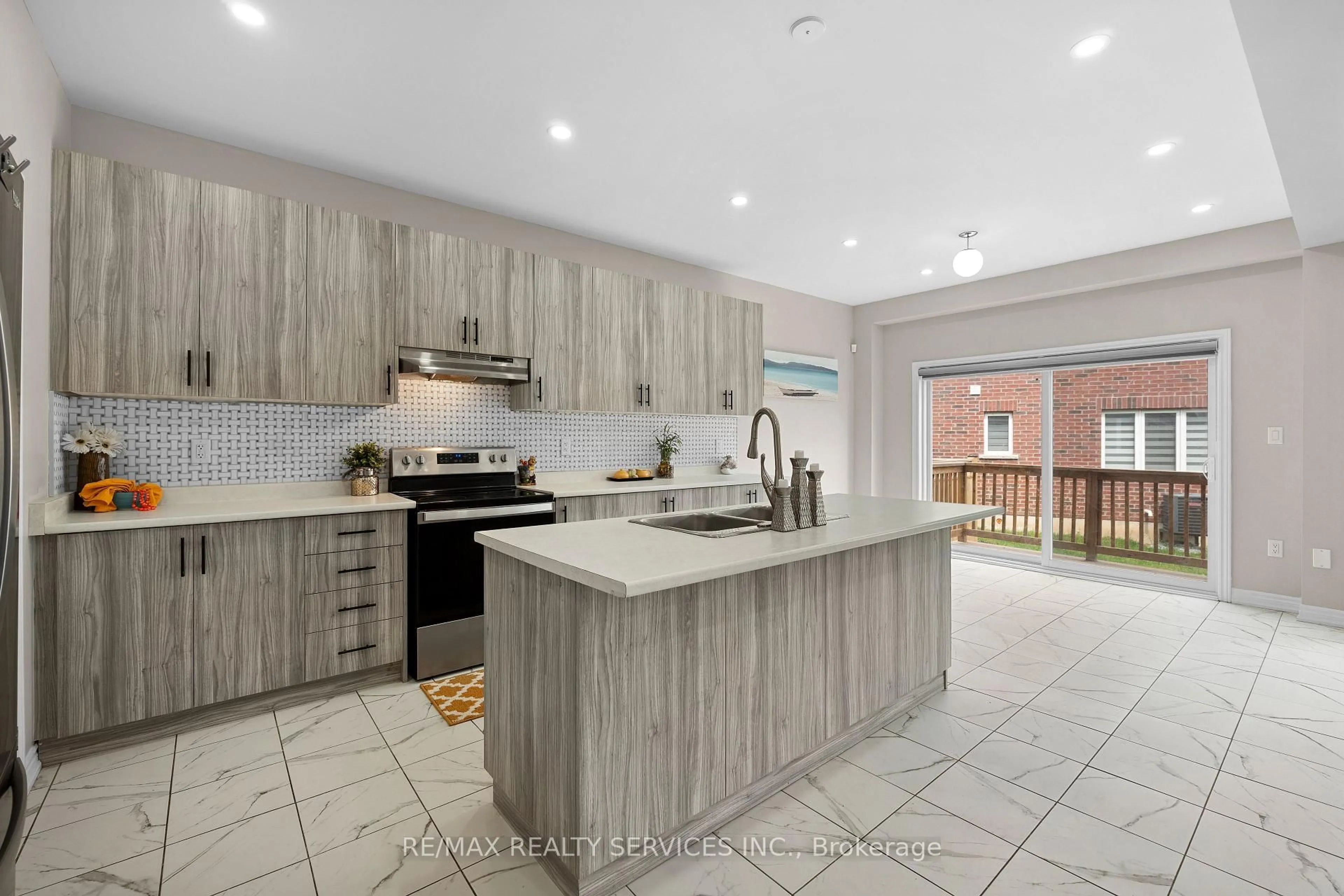 Open concept kitchen, ceramic/tile floor for 178 Tumblewood Pl, Welland Ontario L3B 0J3