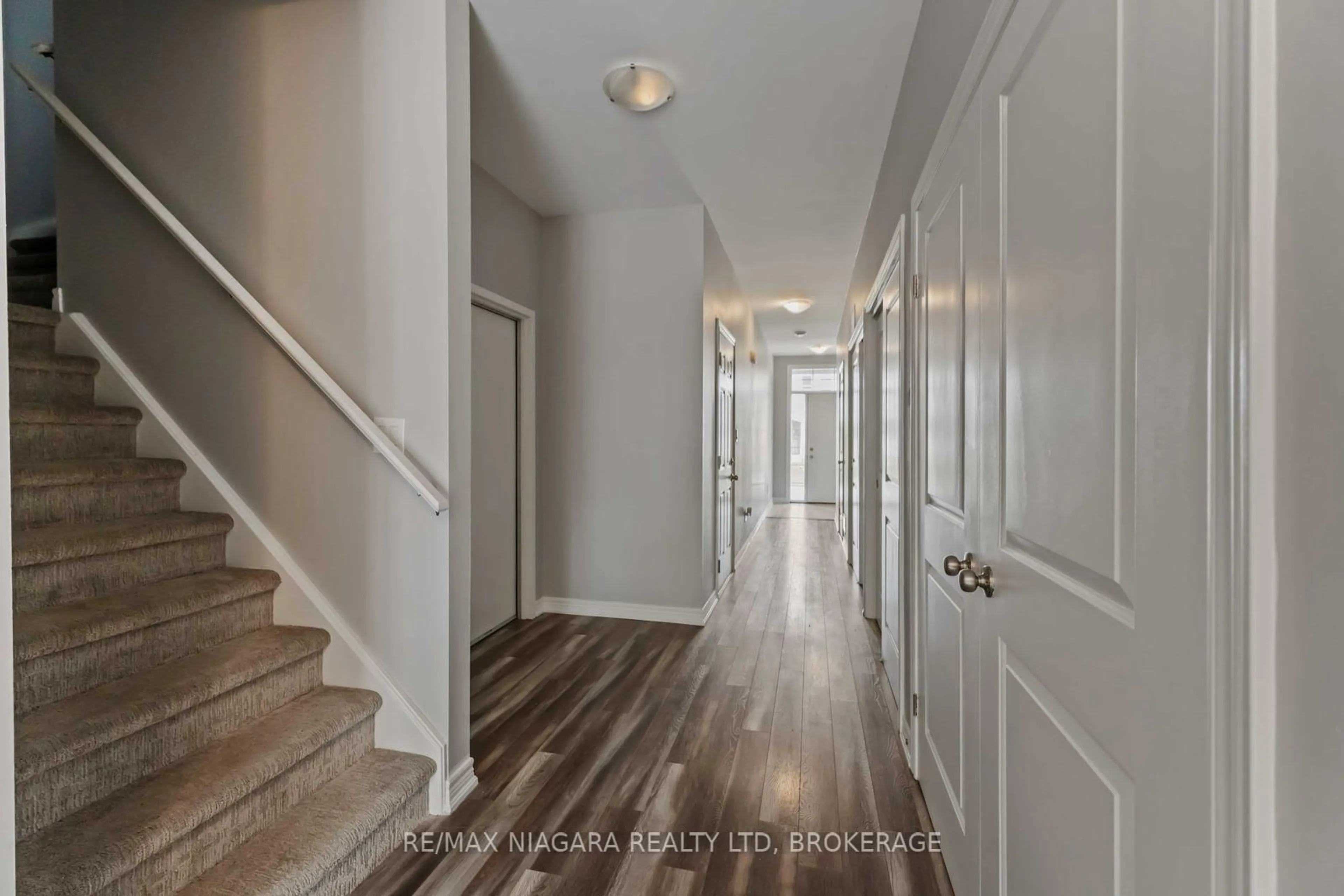 Indoor entryway for 81 Grove St, Welland Ontario L3B 4B3