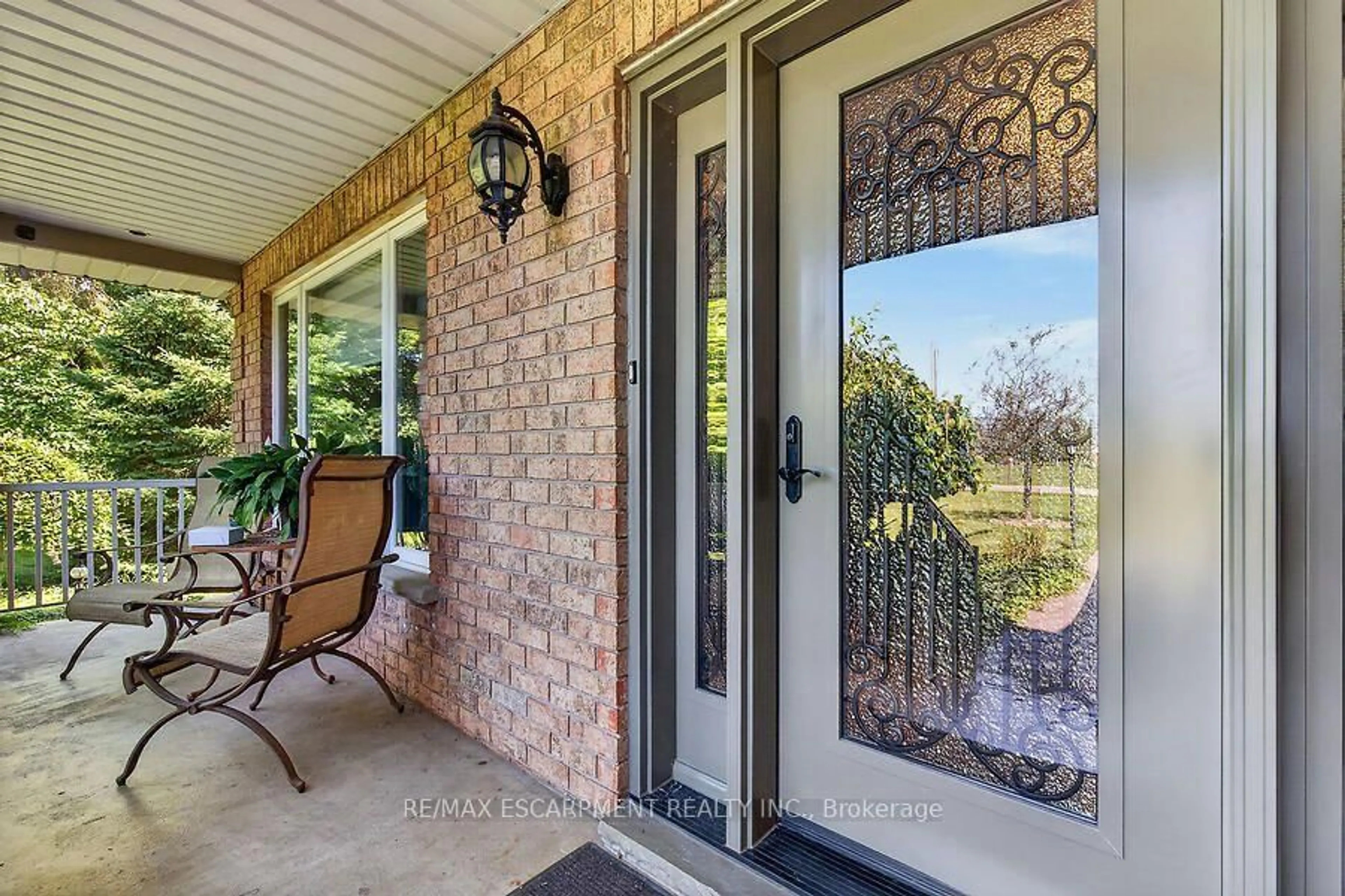 Indoor entryway for 2265 Binbrook Rd, Hamilton Ontario L0R 1C0