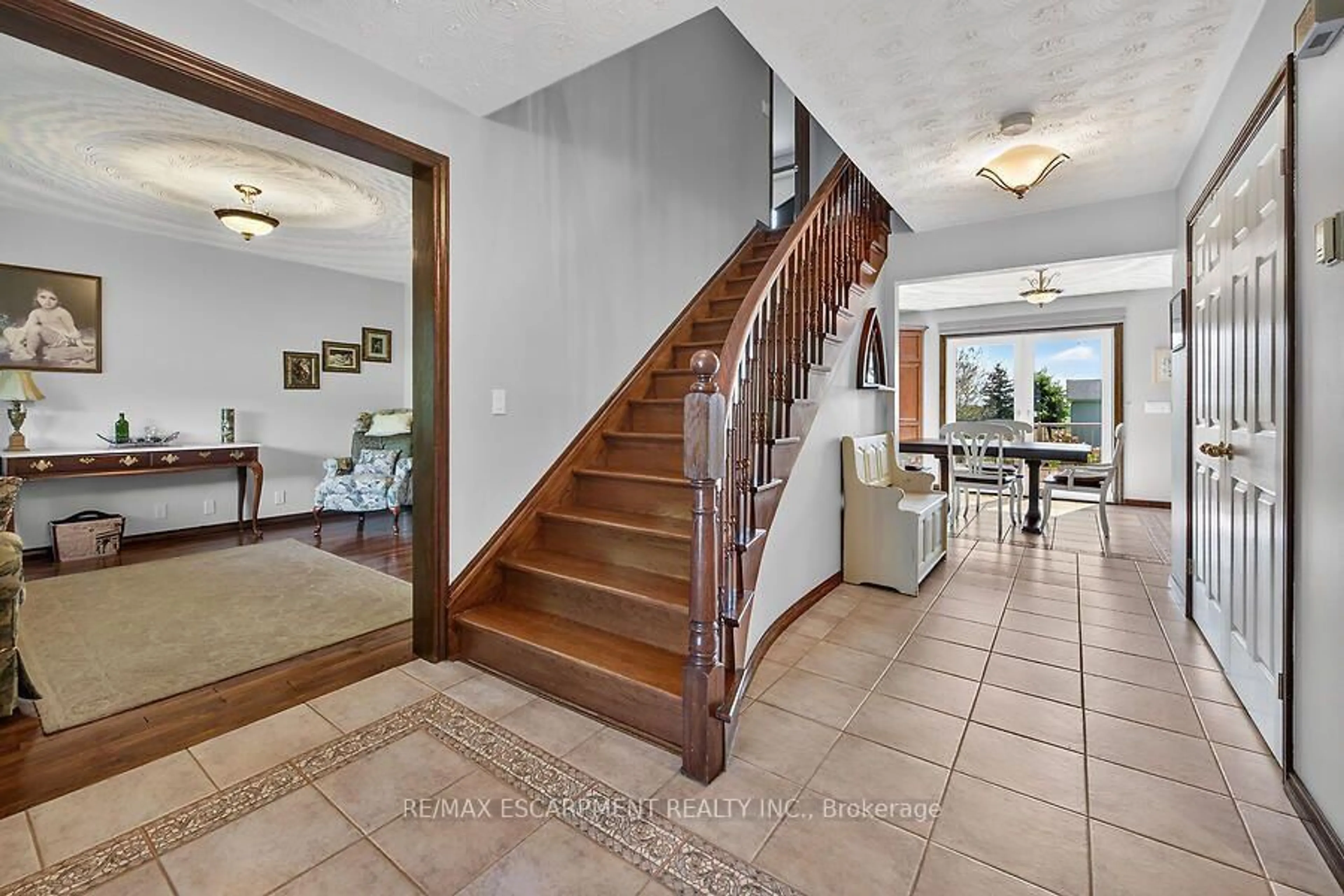 Indoor foyer for 2265 Binbrook Rd, Hamilton Ontario L0R 1C0