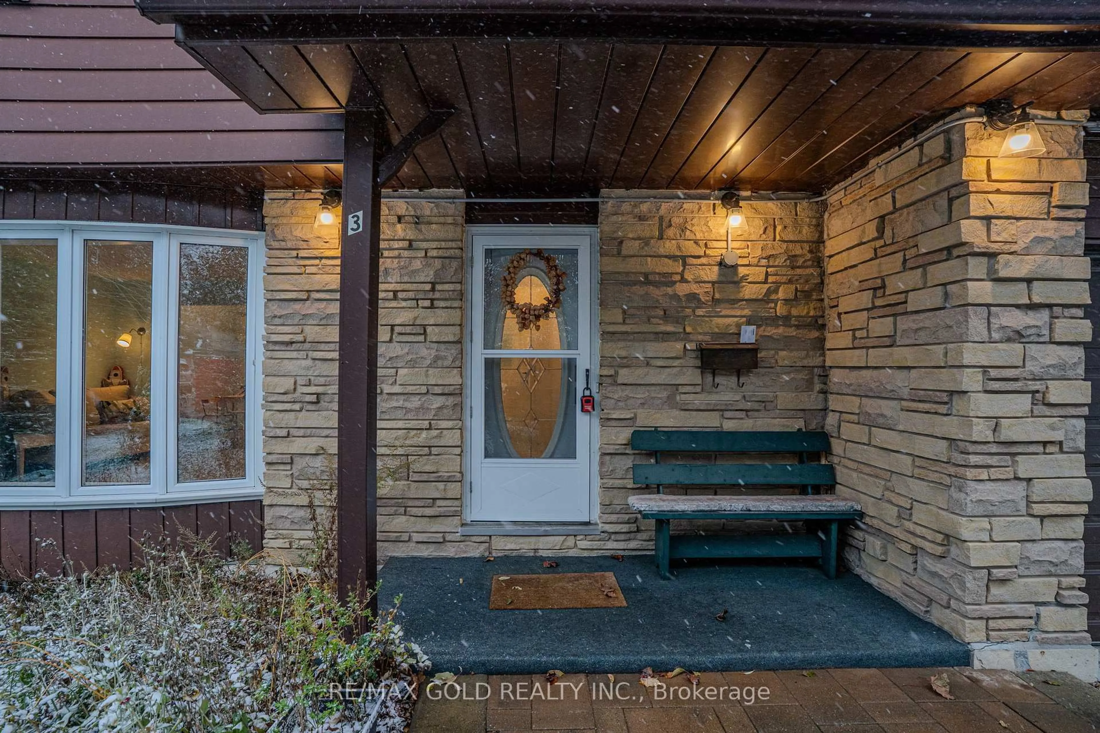 Indoor entryway for 3 St Lawrence Pl, Cobourg Ontario K9A 4G9