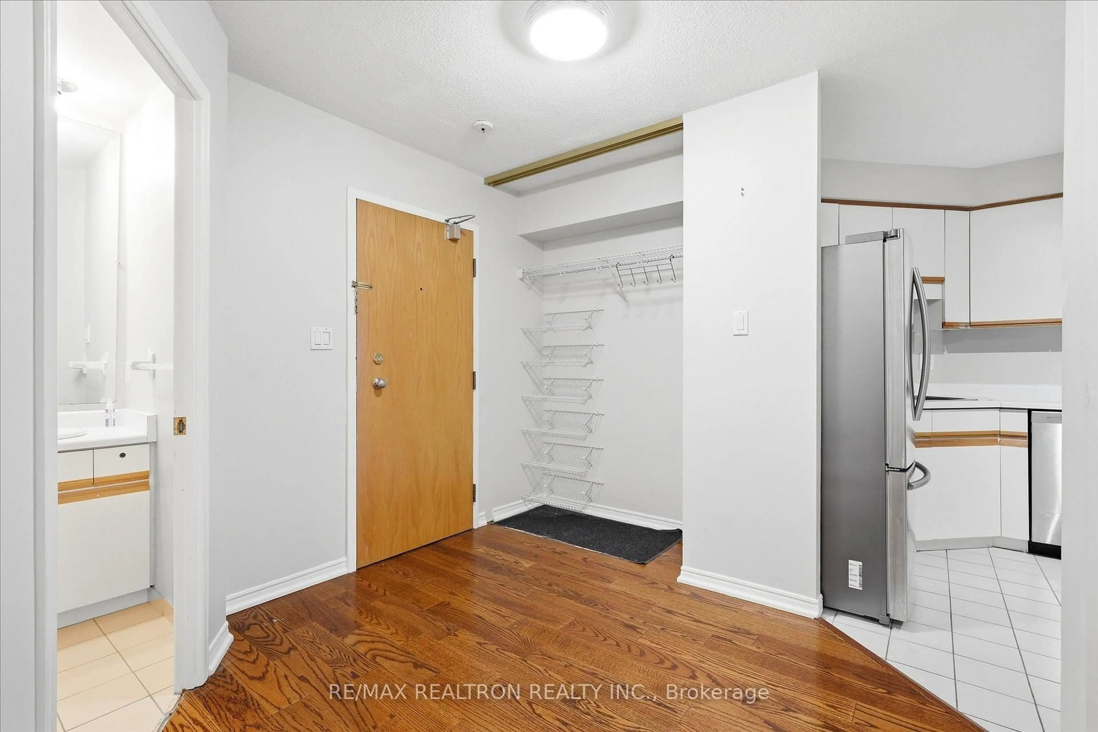 Indoor entryway for 695 Richmond St #1006, London East Ontario N6A 5M8