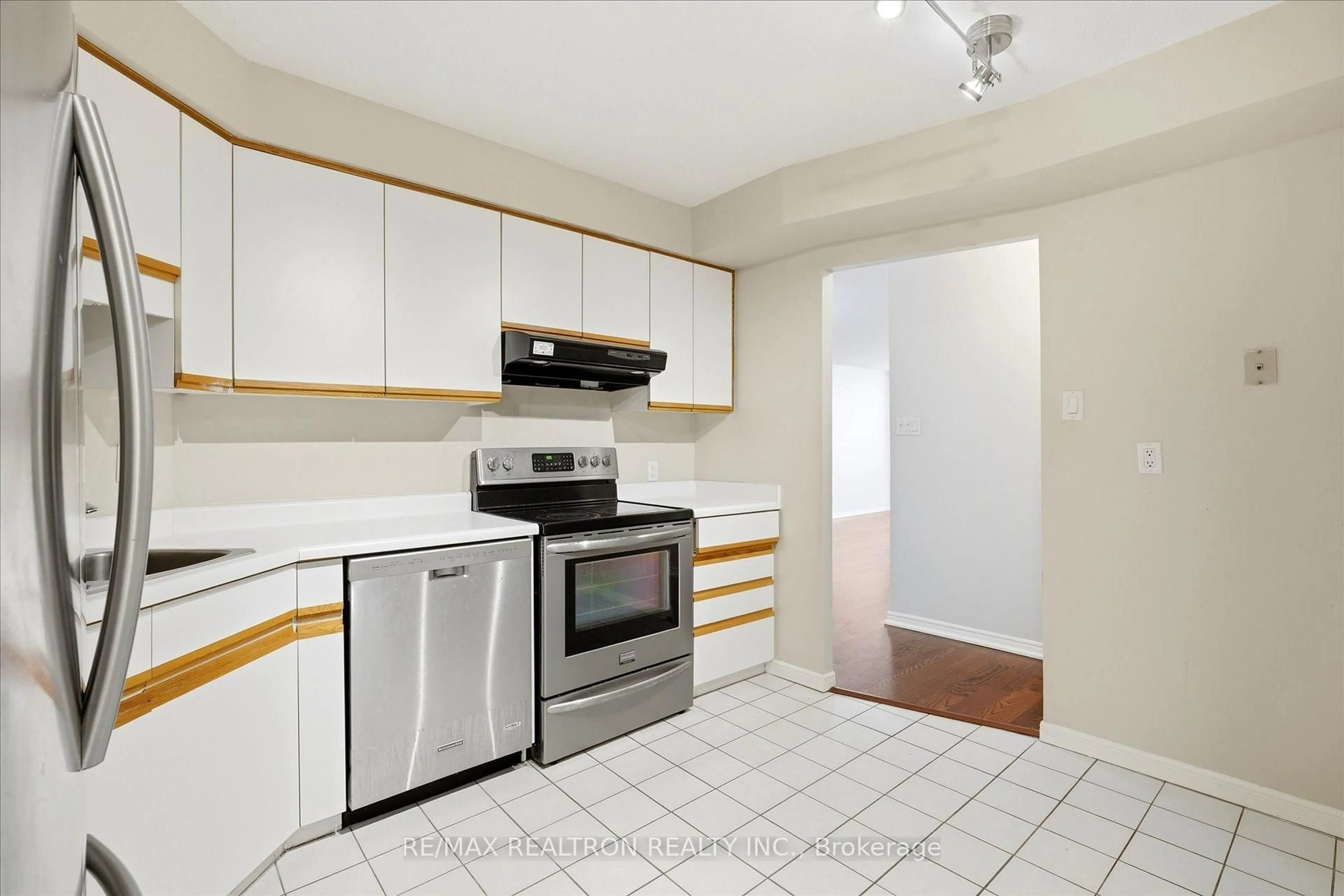 Standard kitchen, ceramic/tile floor for 695 Richmond St #1006, London East Ontario N6A 5M8