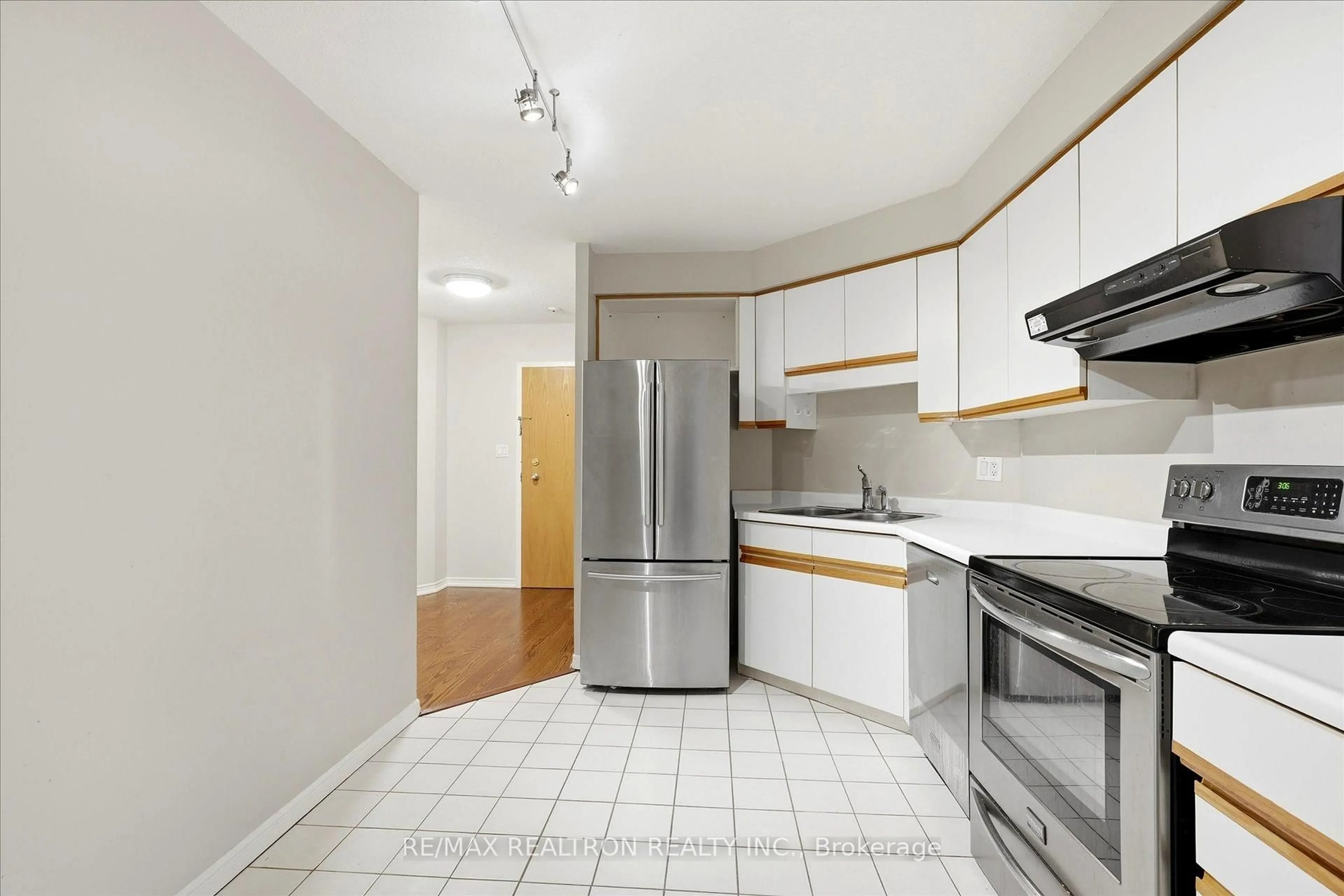 Standard kitchen, unknown for 695 Richmond St #1006, London East Ontario N6A 5M8