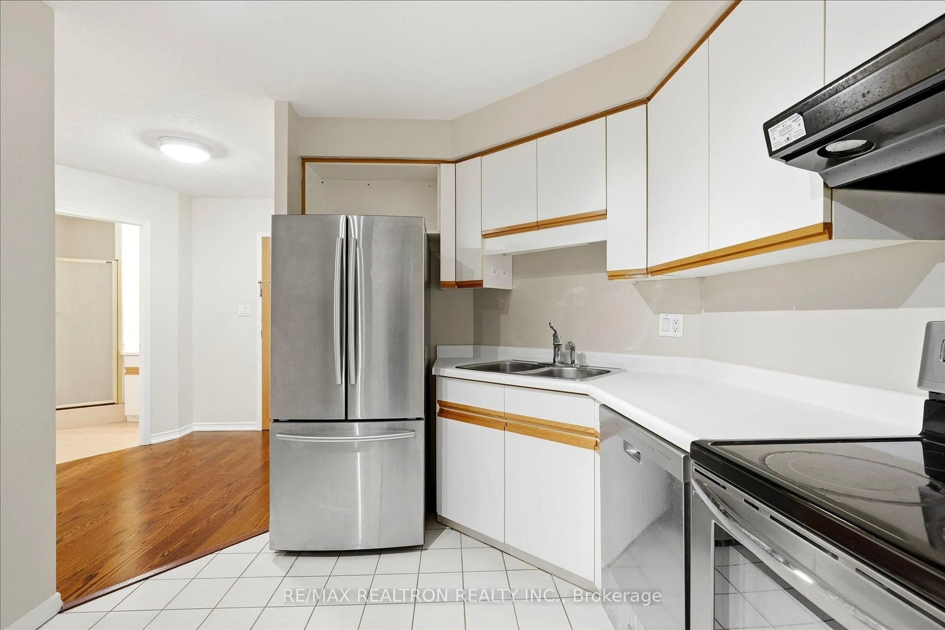 Standard kitchen, unknown for 695 Richmond St #1006, London East Ontario N6A 5M8