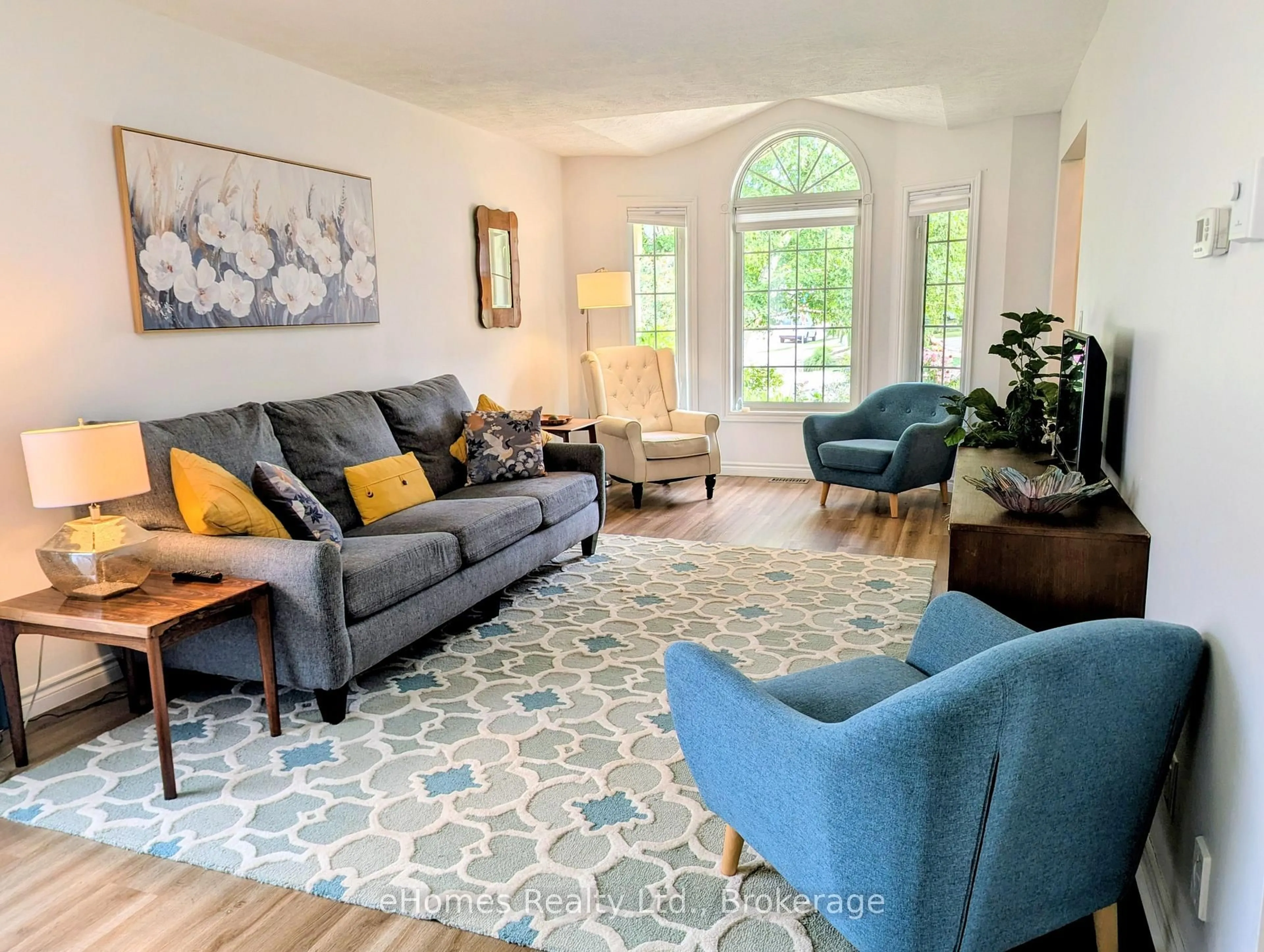 Living room with furniture, carpet floor for 206 2nd A St, Owen Sound Ontario N4K 6X3