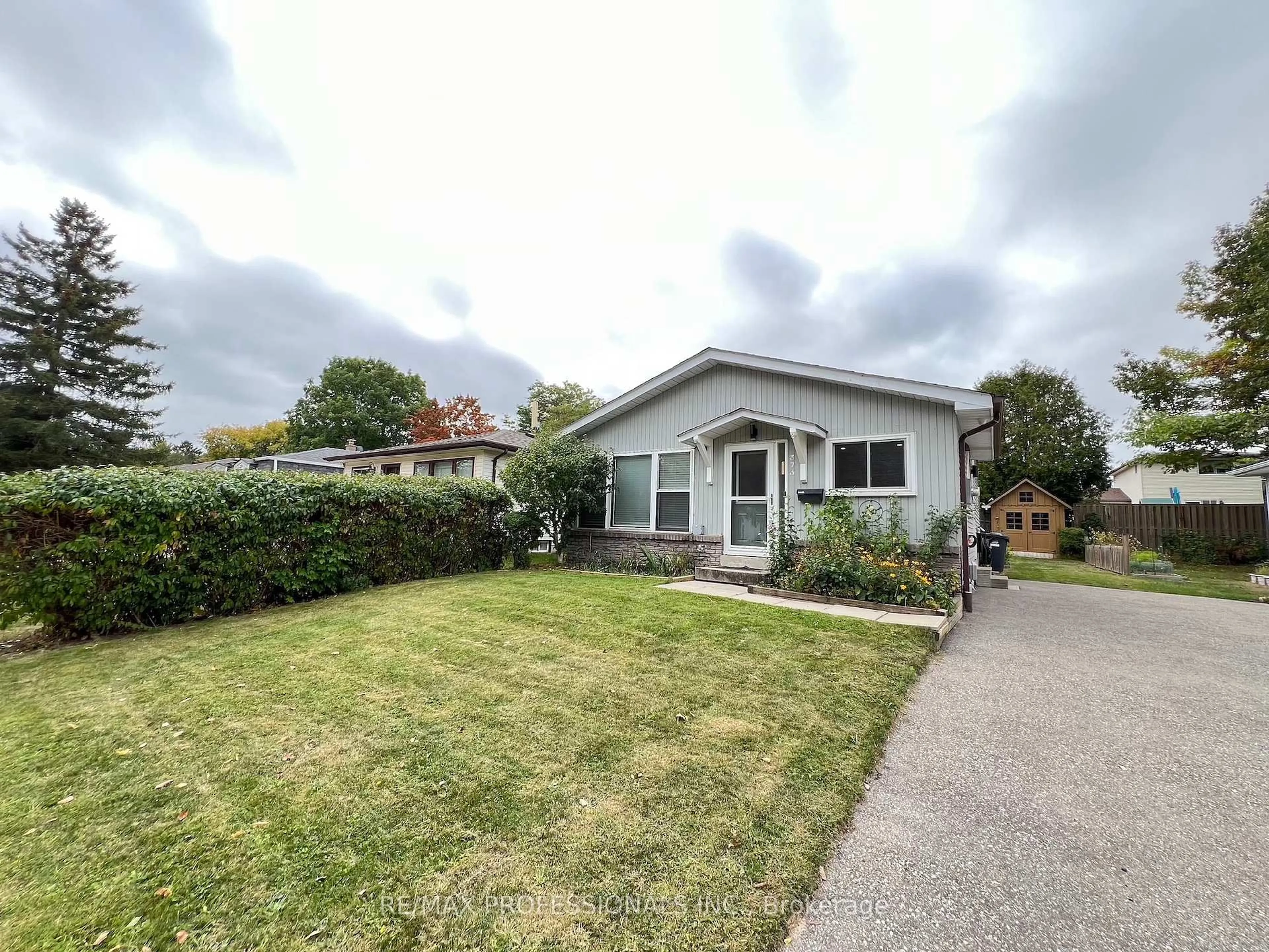 A pic from outside/outdoor area/front of a property/back of a property/a pic from drone, street for 373 West Acres Dr, Guelph Ontario N1H 7B3