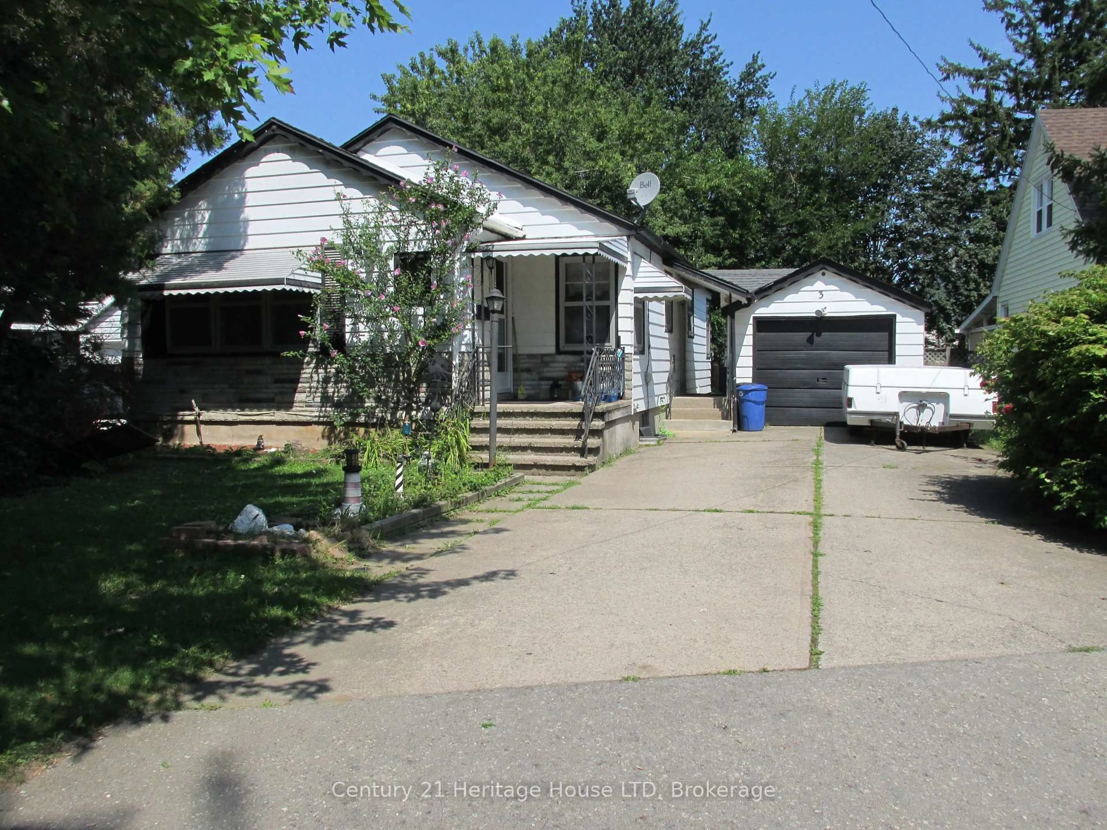 A pic from outside/outdoor area/front of a property/back of a property/a pic from drone, street for 3 Melba Rd, St. Catharines Ontario L2M 4P5