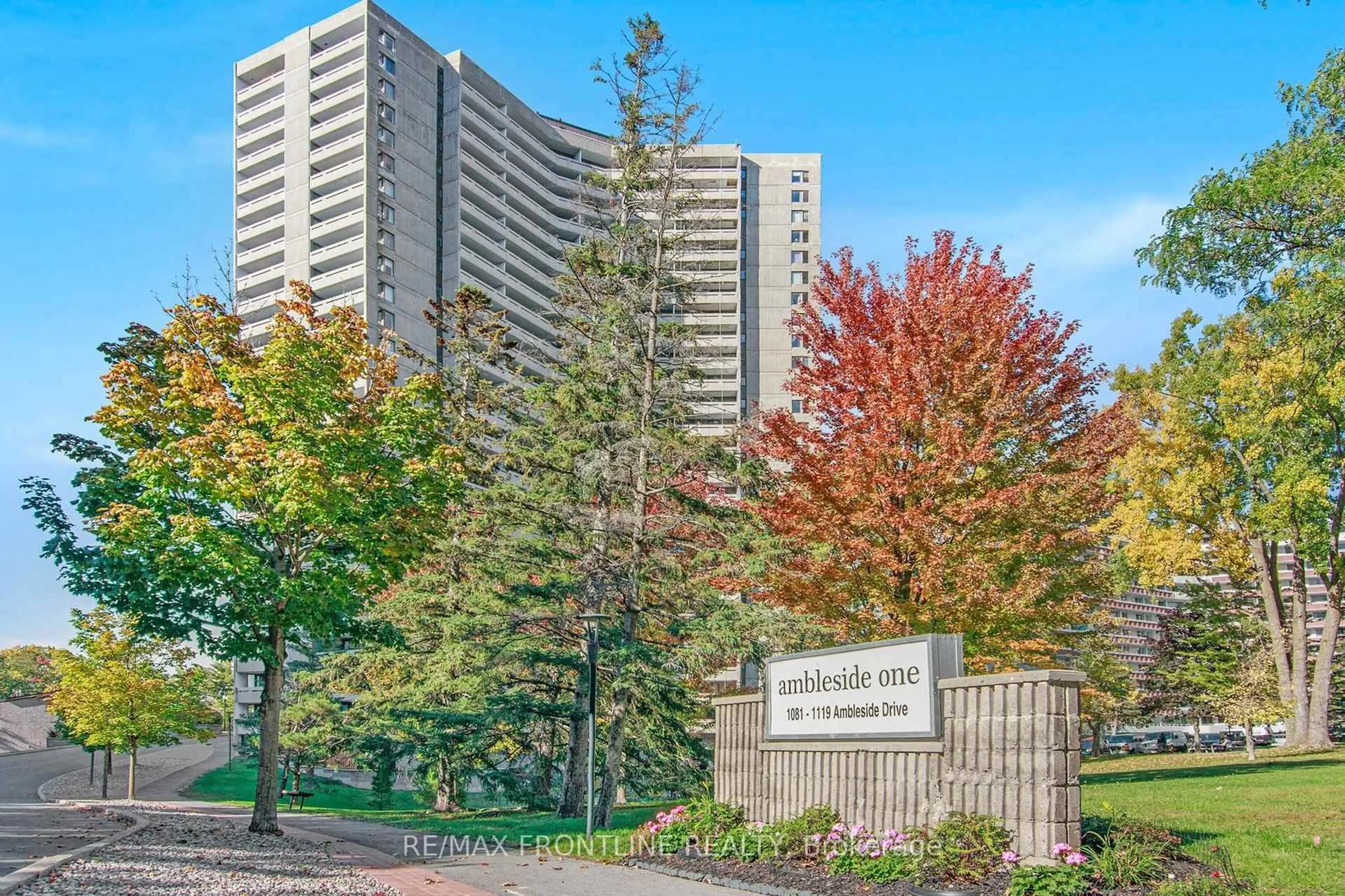 Indoor foyer for 1081 Ambleside Dr #1009, Ottawa Ontario K2B 8C8