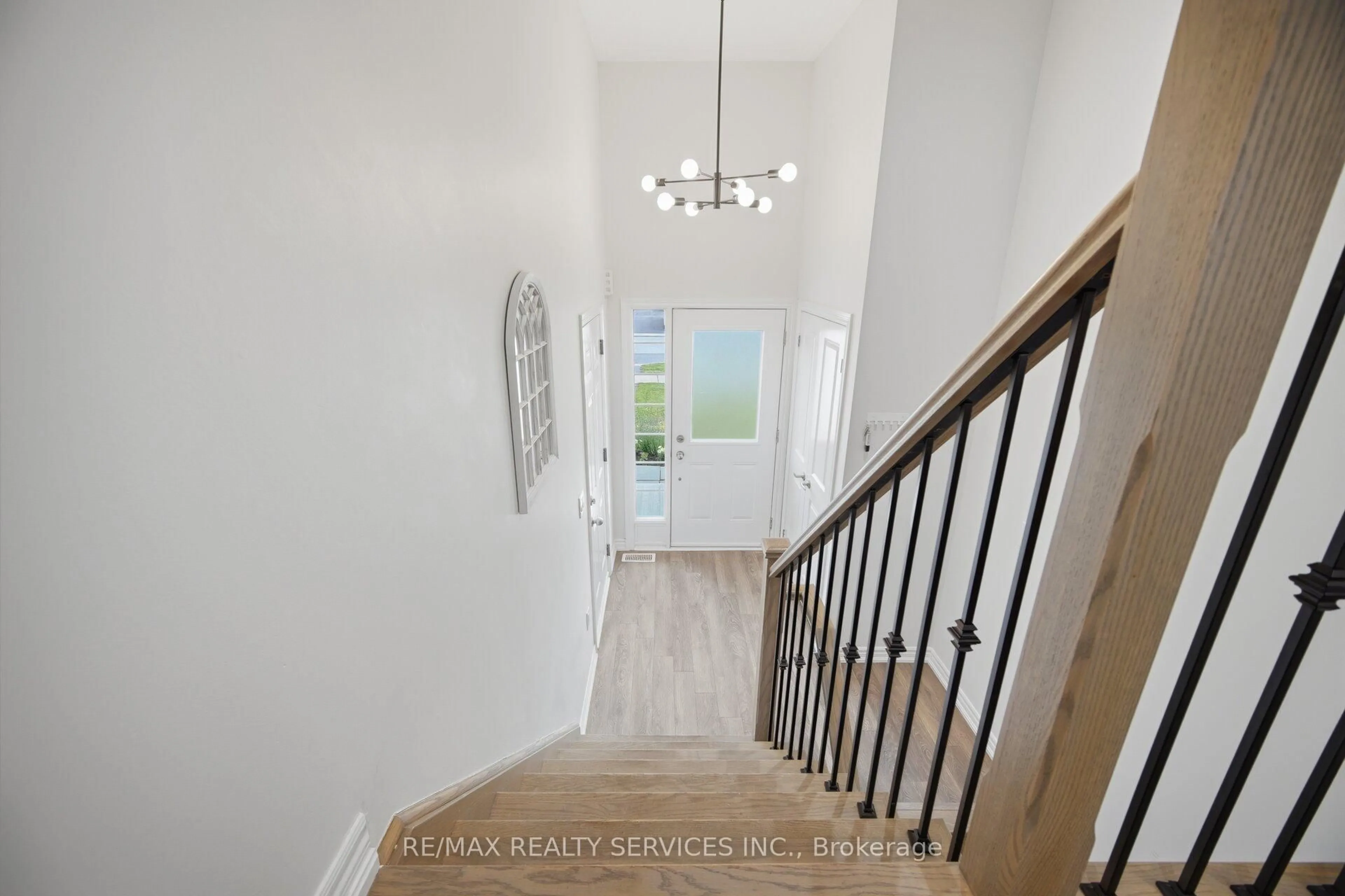 Indoor entryway for 20 TODD Cres, Southgate Ontario N0C 1B0