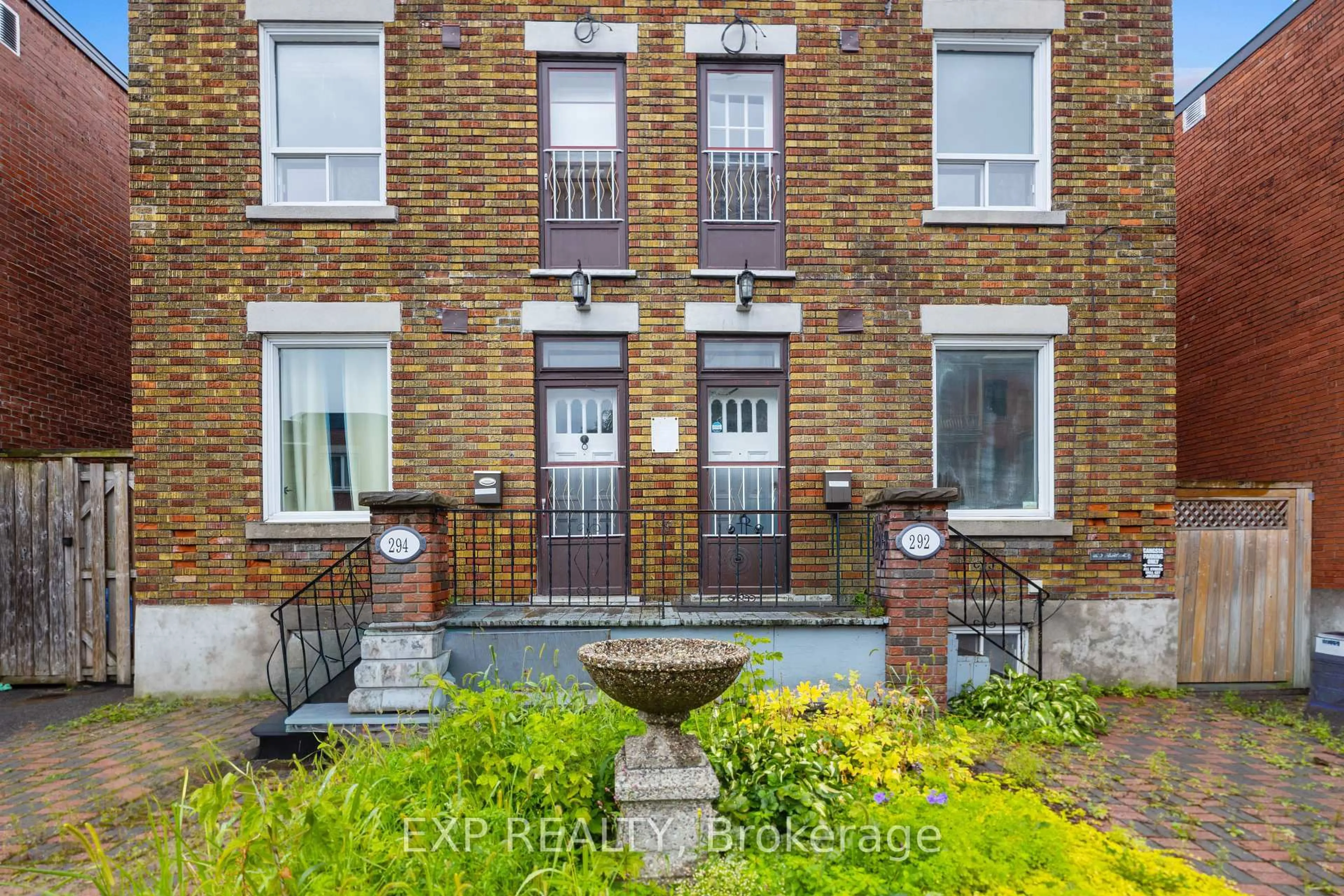 A pic from outside/outdoor area/front of a property/back of a property/a pic from drone, street for 292-294 Clarence St, Ottawa Ontario K1N 5R3