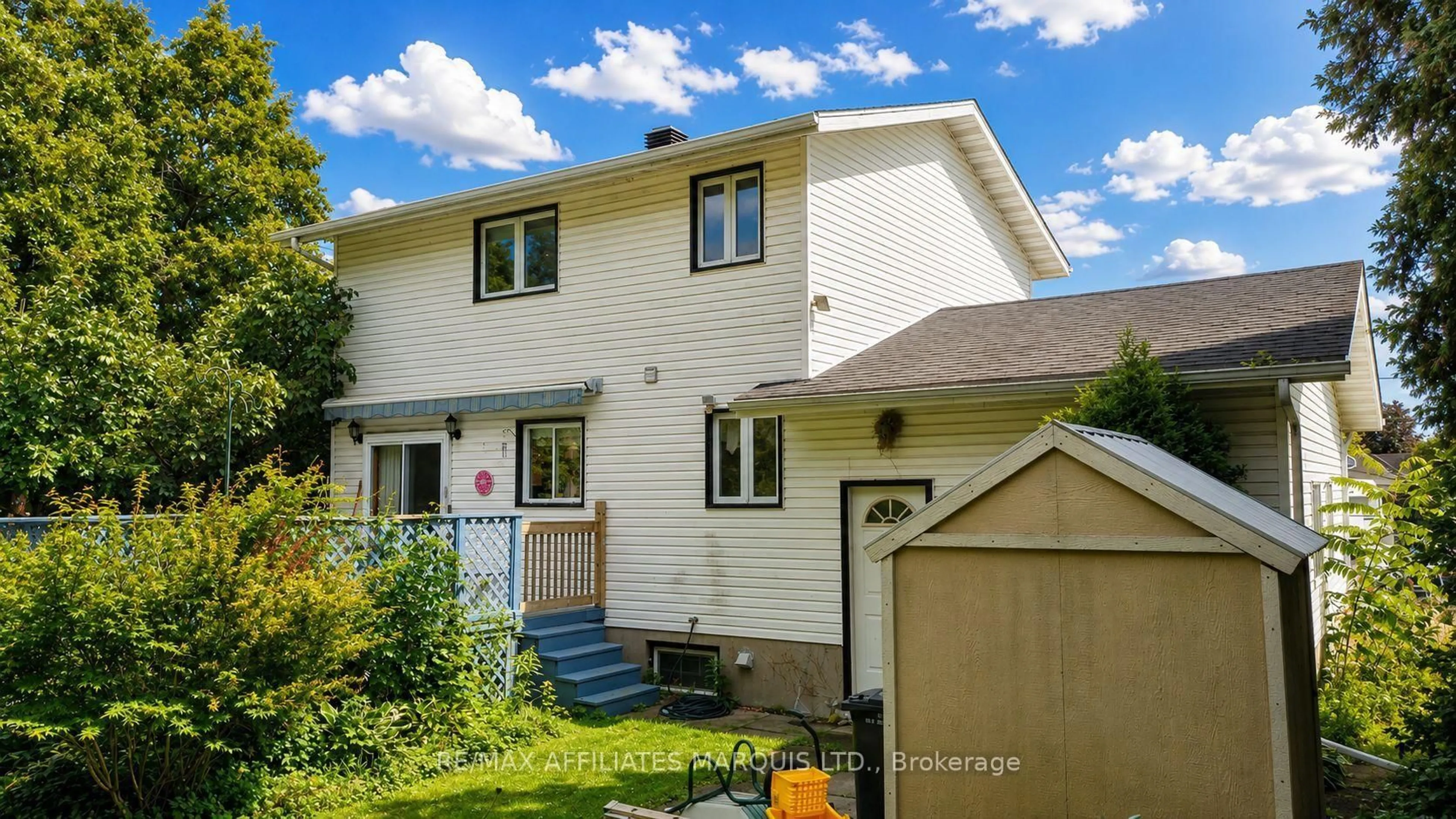 Home with vinyl exterior material, street for 917 Queen St, Cornwall Ontario K6J 1P3