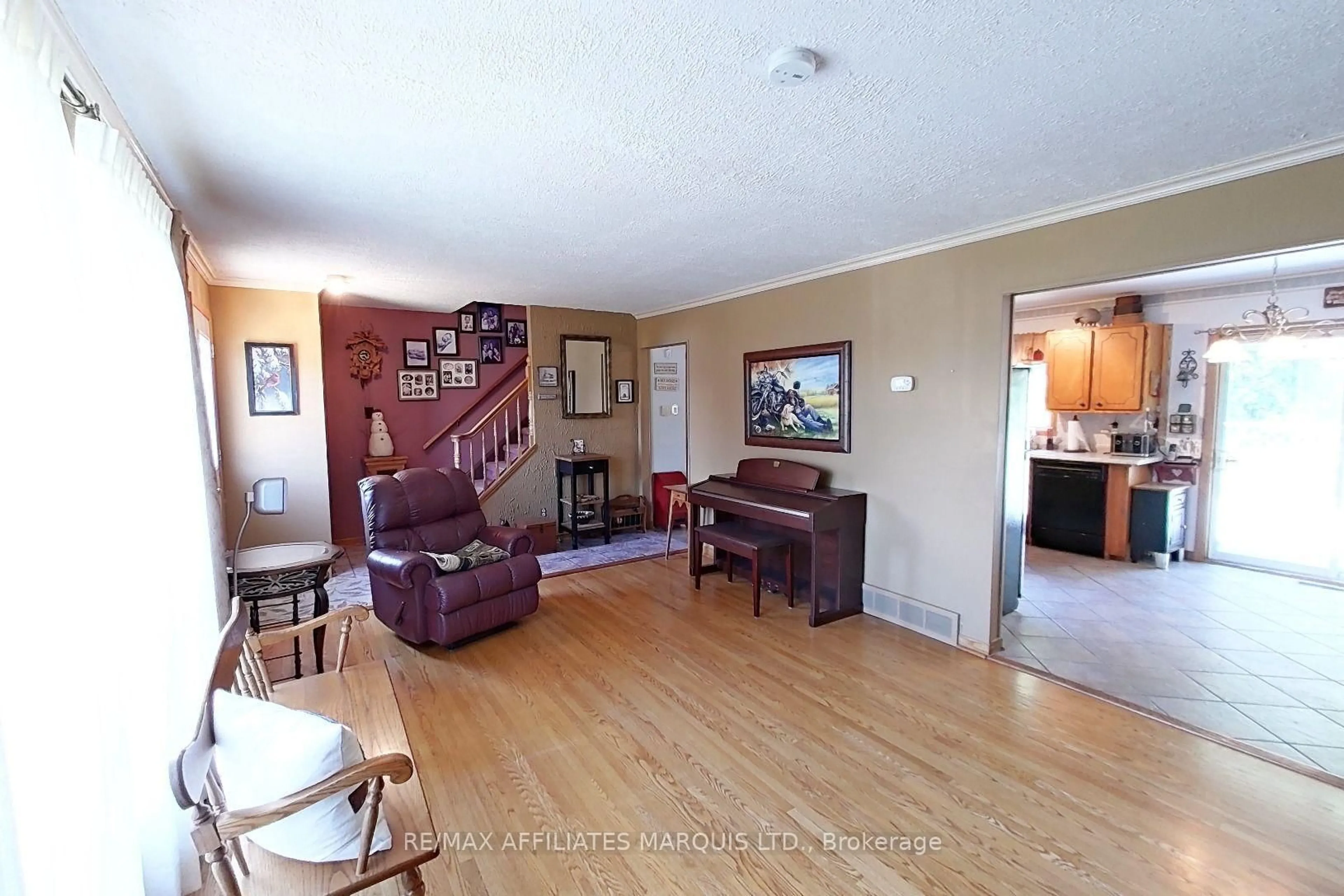 Living room with furniture, unknown for 917 Queen St, Cornwall Ontario K6J 1P3