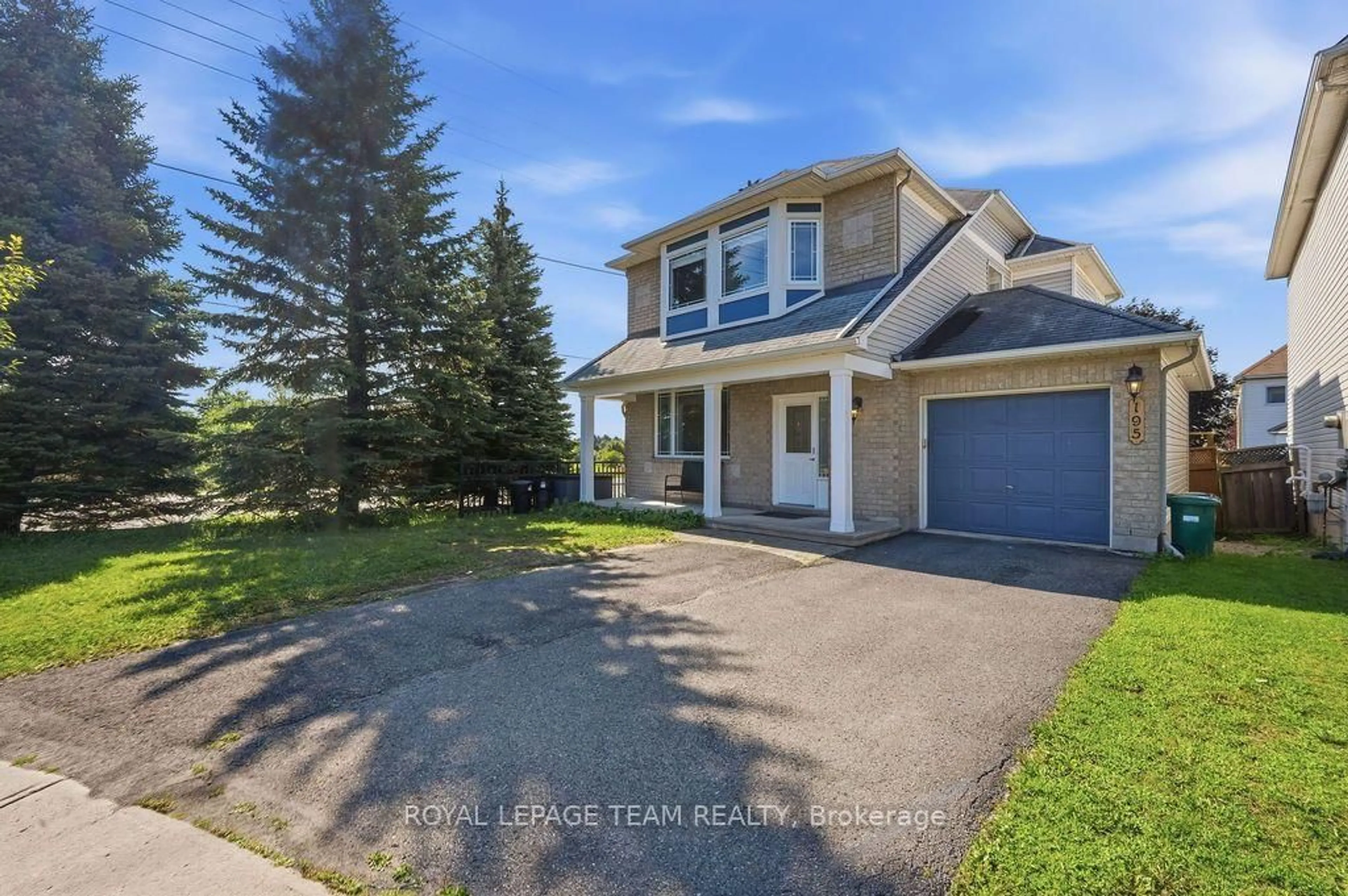 A pic from outside/outdoor area/front of a property/back of a property/a pic from drone, street for 195 HARBOUR VIEW St, Ottawa Ontario K2G 7B2