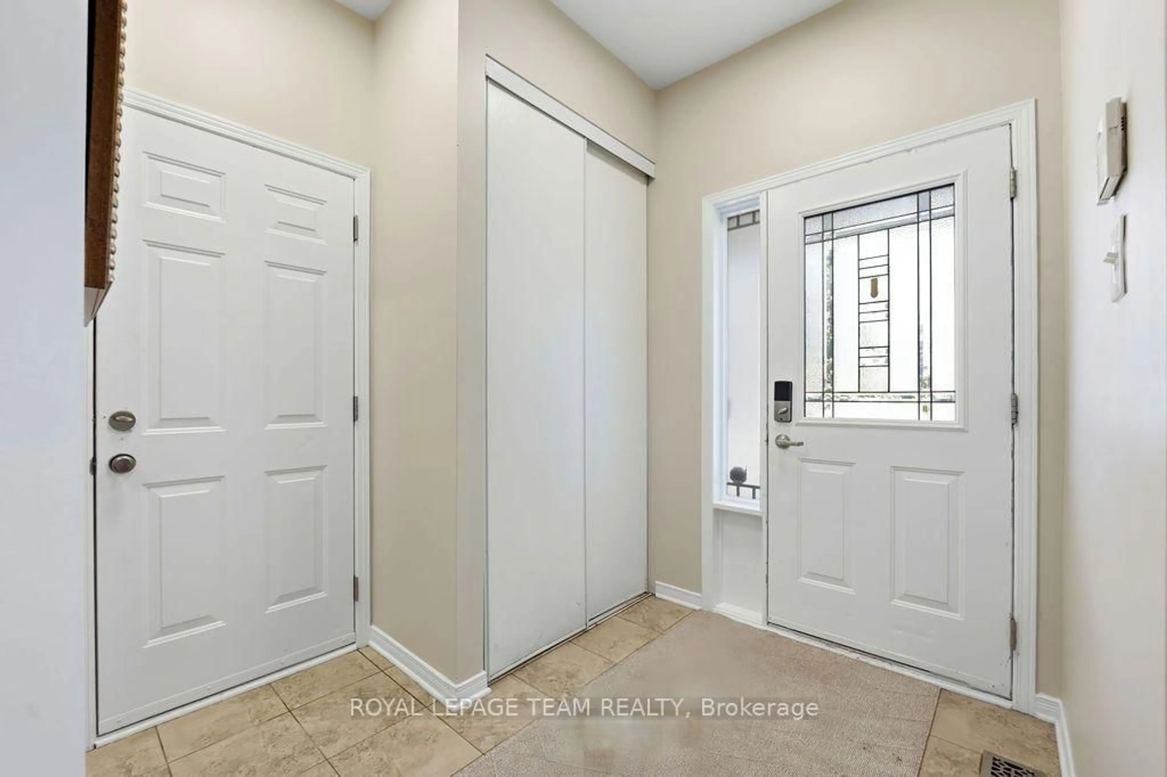 Indoor entryway for 195 HARBOUR VIEW St, Ottawa Ontario K2G 7B2