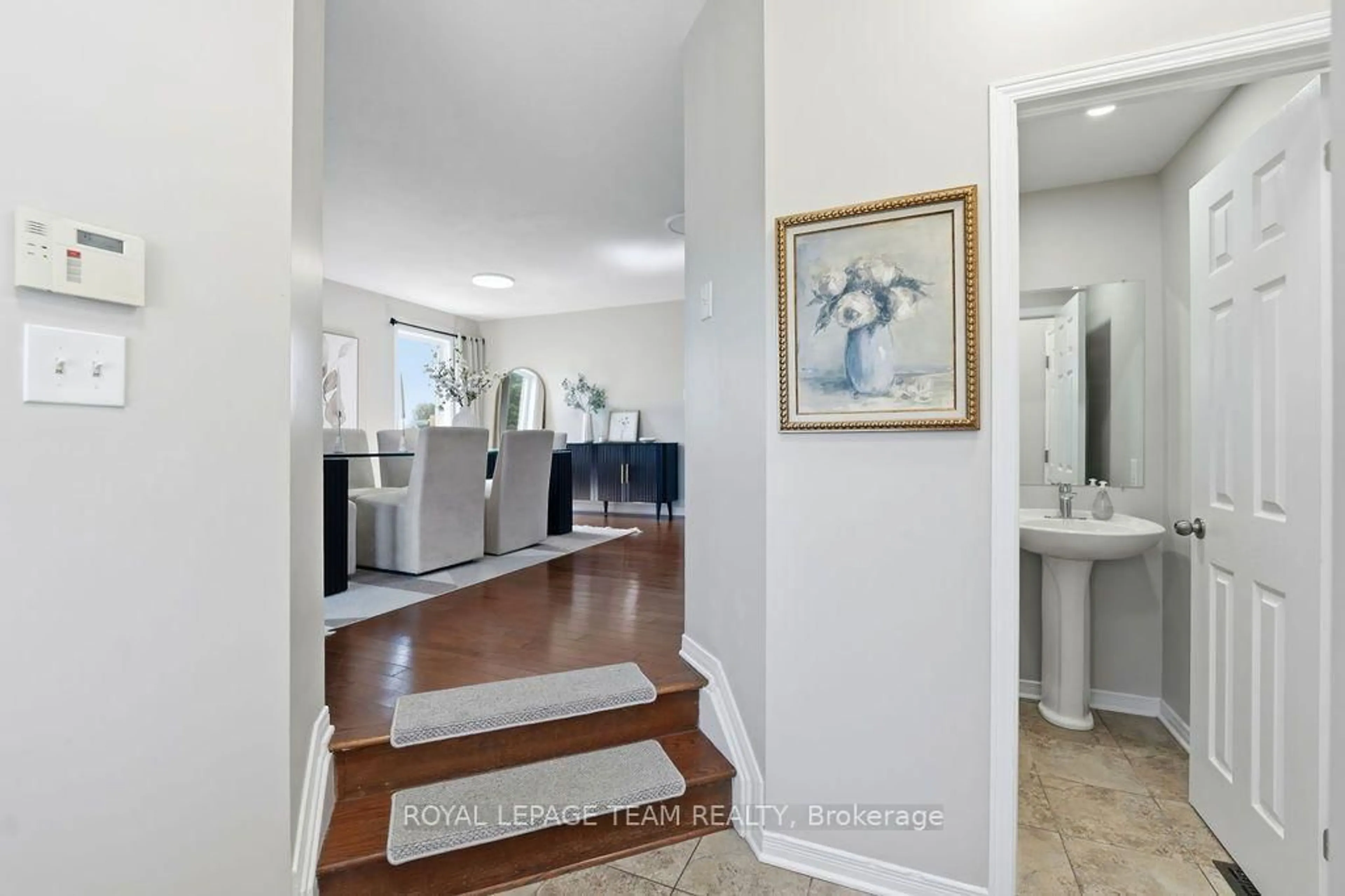 Indoor entryway for 195 HARBOUR VIEW St, Ottawa Ontario K2G 7B2