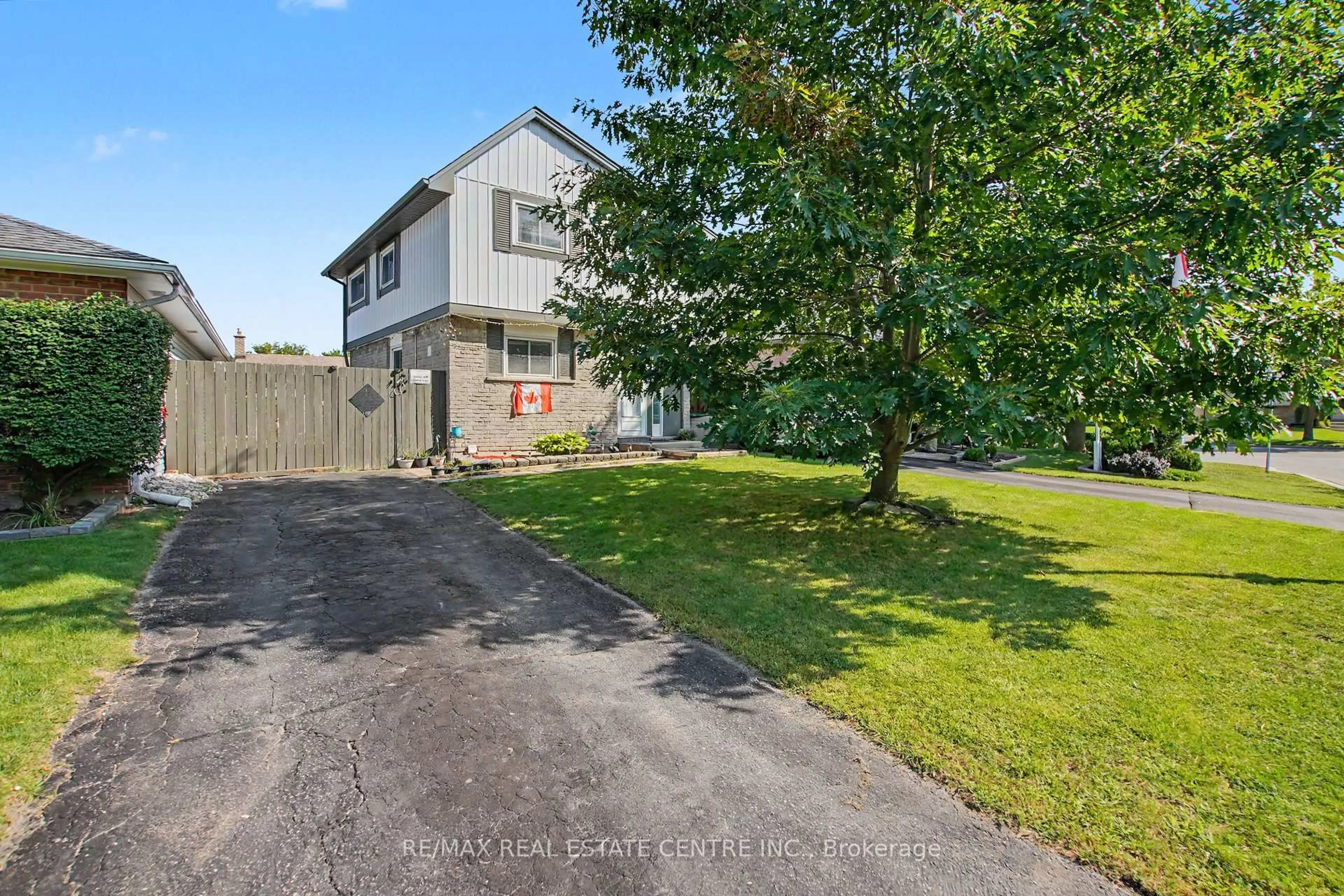 A pic from outside/outdoor area/front of a property/back of a property/a pic from drone, street for 4 Seaforth Crt, London East Ontario N5V 3L1