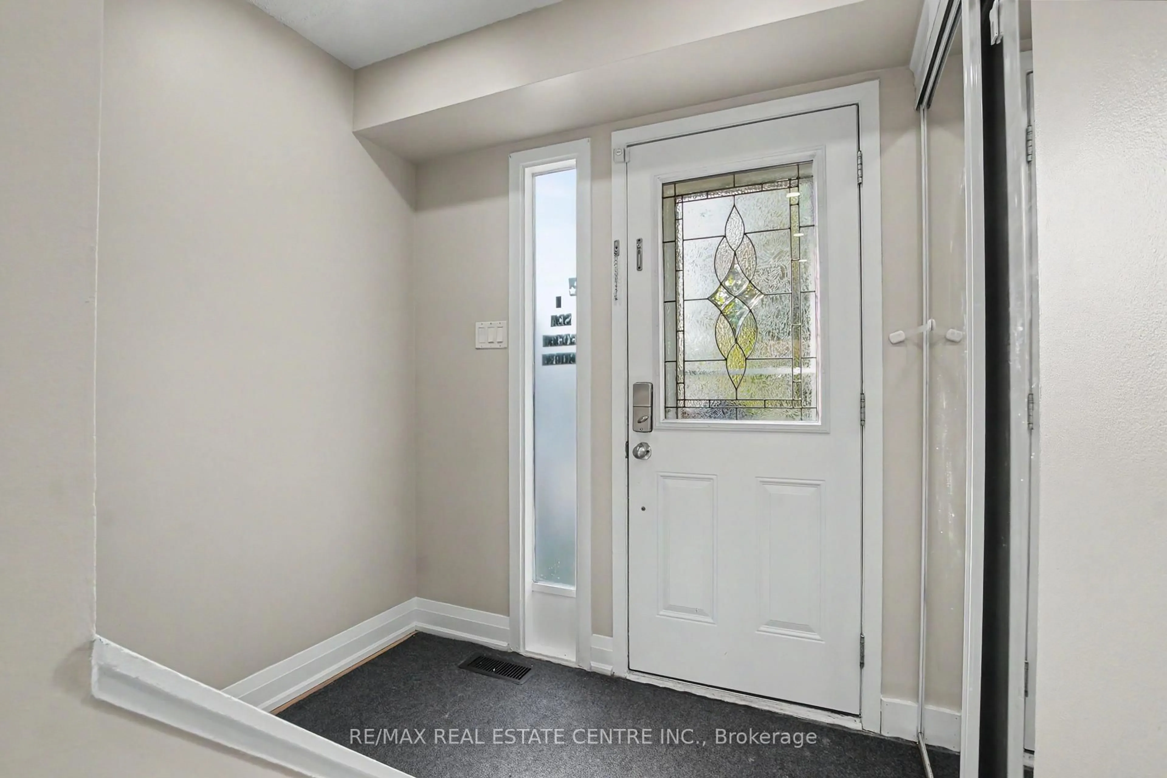 Indoor entryway for 4 Seaforth Crt, London East Ontario N5V 3L1
