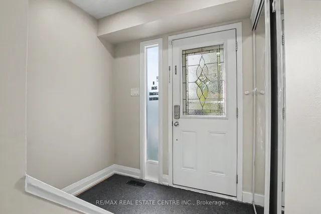 4 Seaforth Crt, London East 4