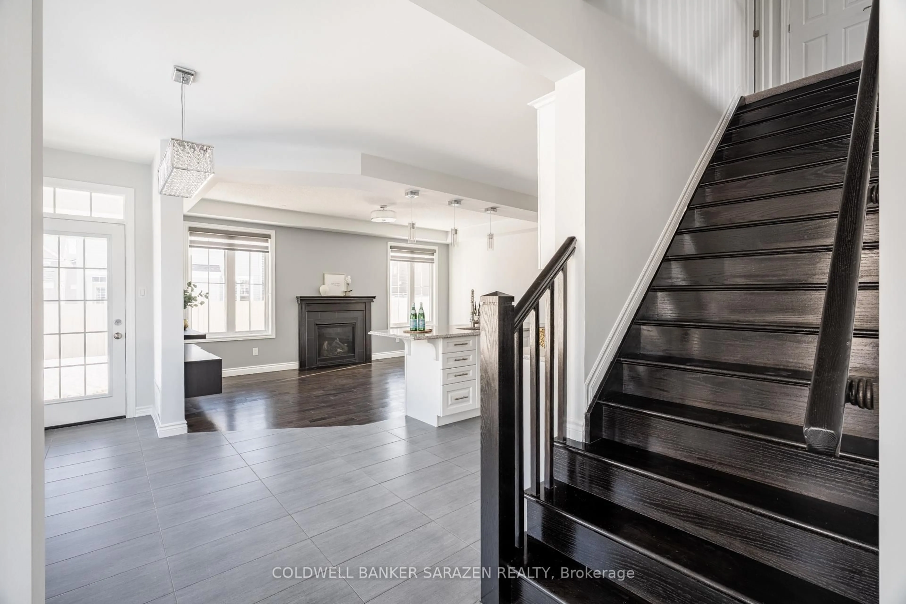 Indoor entryway for 677 Broad Cove Cres, Ottawa Ontario K2J 6H6