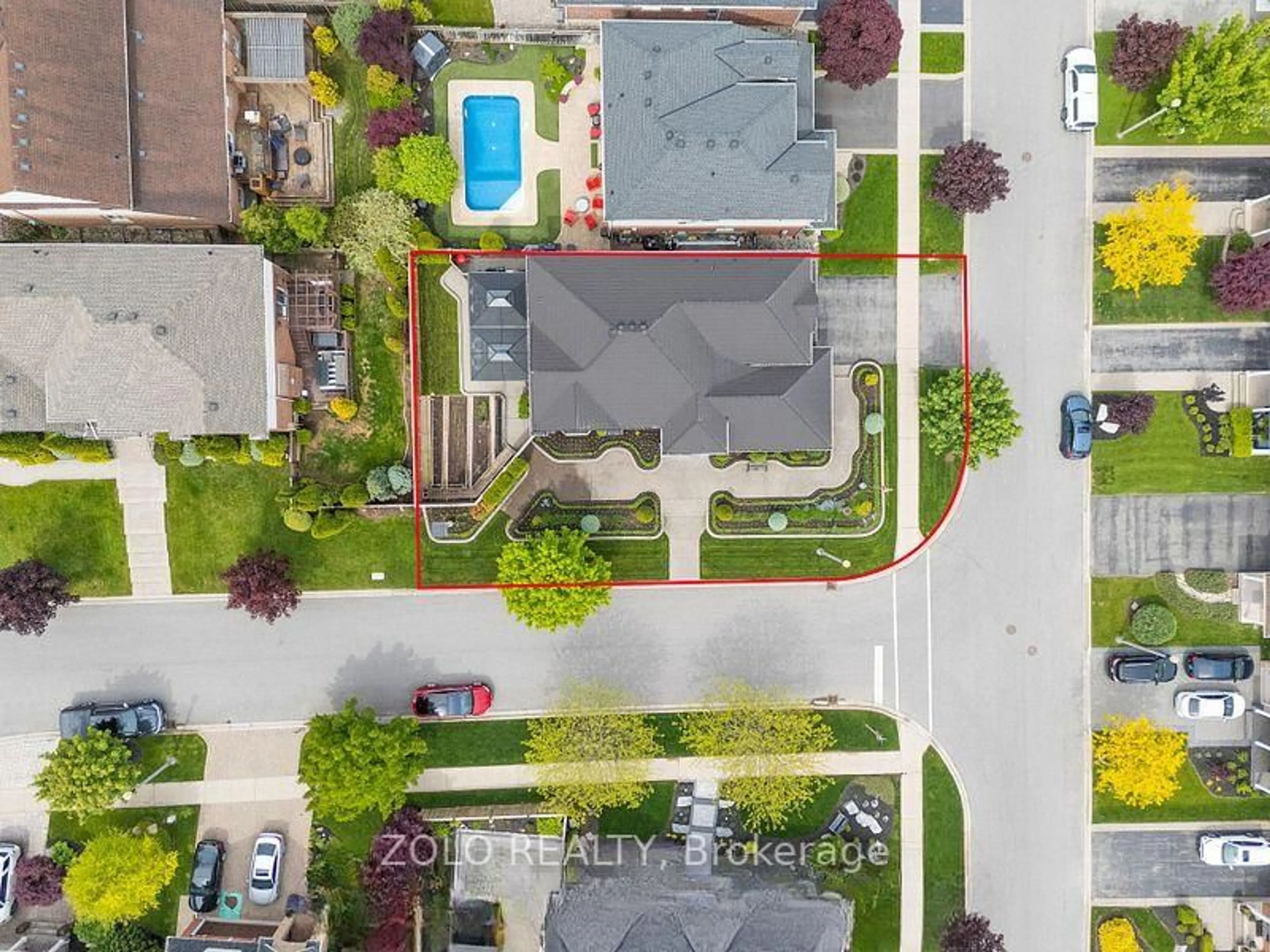 A pic from outside/outdoor area/front of a property/back of a property/a pic from drone, street for 42 Vinifera Dr, Grimsby Ontario L3M 5S1