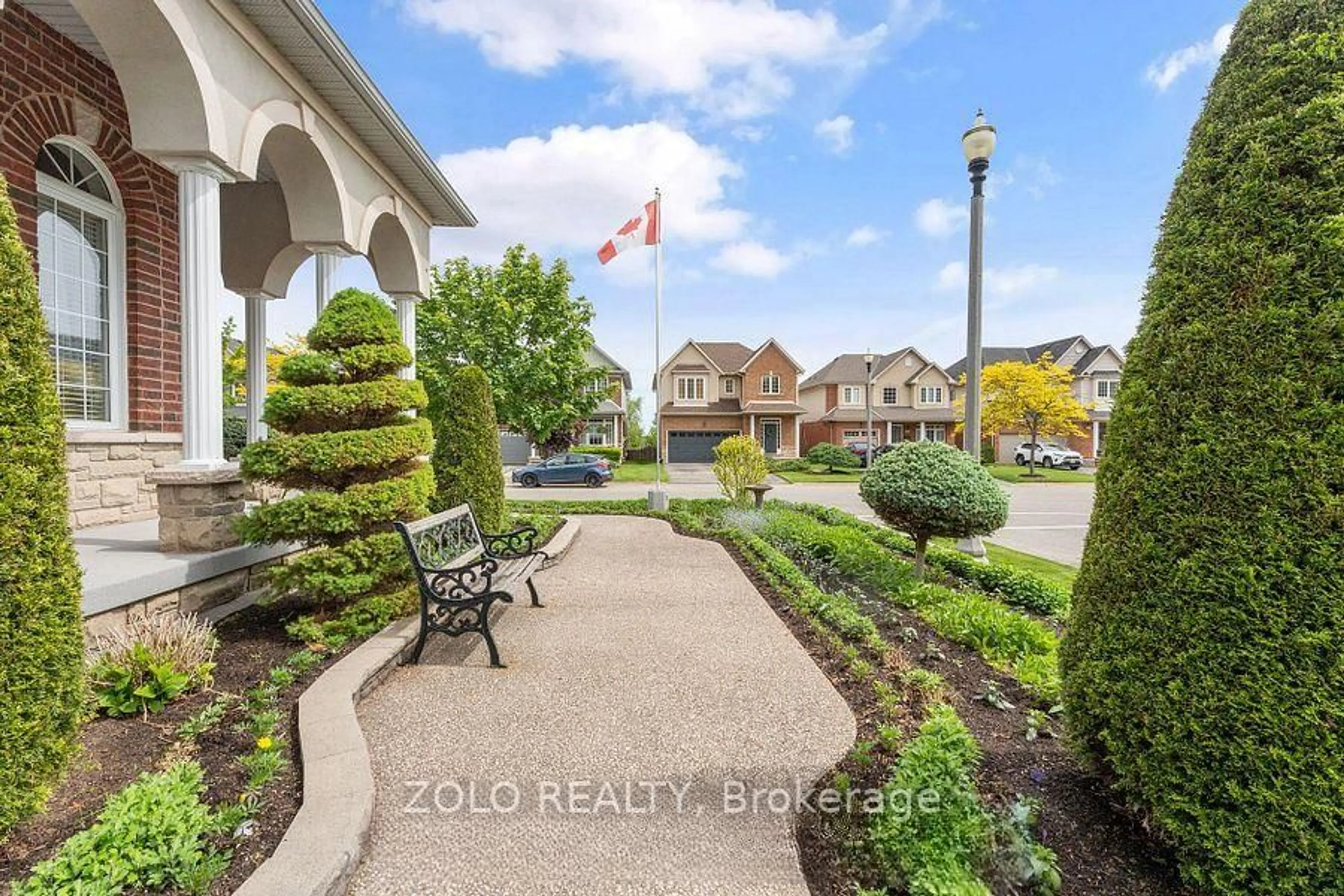 Patio, street for 42 Vinifera Dr, Grimsby Ontario L3M 5S1