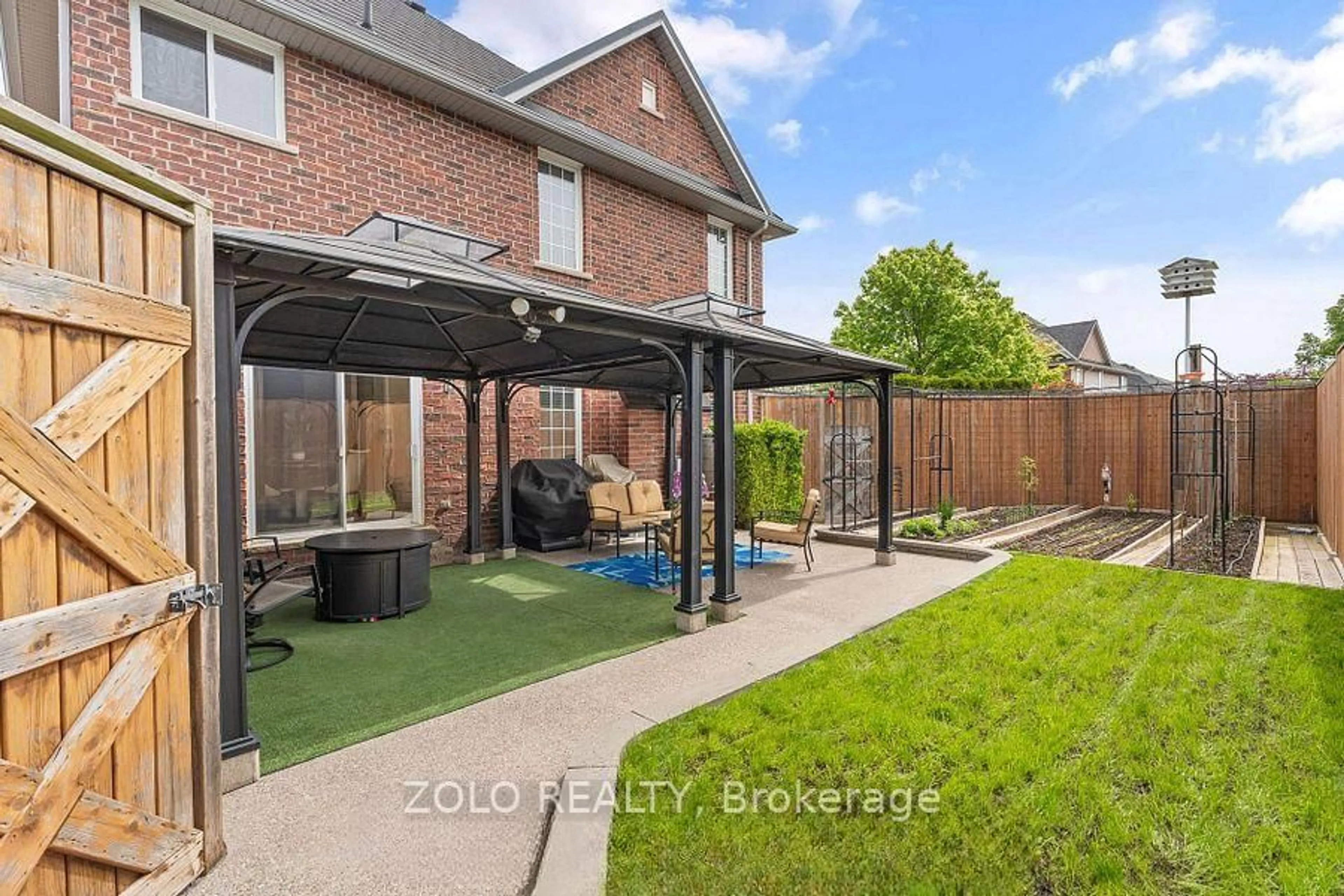 Patio, street for 42 Vinifera Dr, Grimsby Ontario L3M 5S1