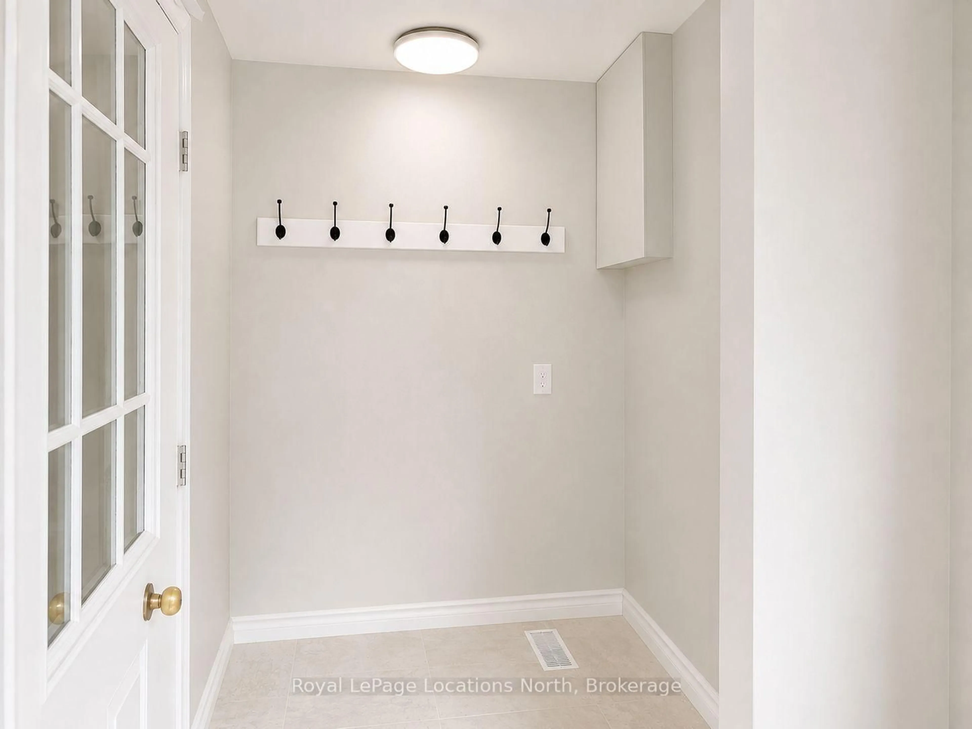Indoor entryway for 675 Stewart St, Peterborough Ontario K9H 4C5