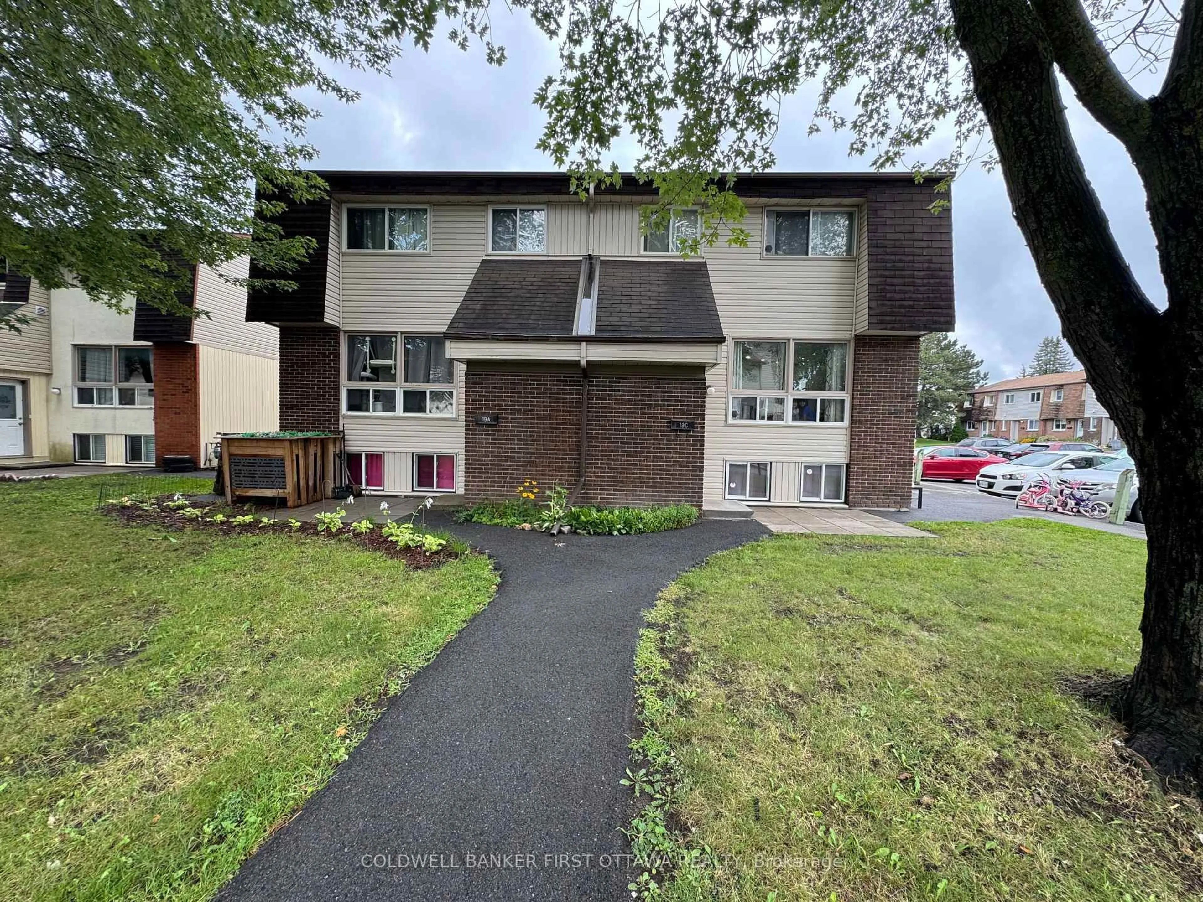 A pic from outside/outdoor area/front of a property/back of a property/a pic from drone, street for 19C Sonnet Cres, Ottawa Ontario K2H 8W8