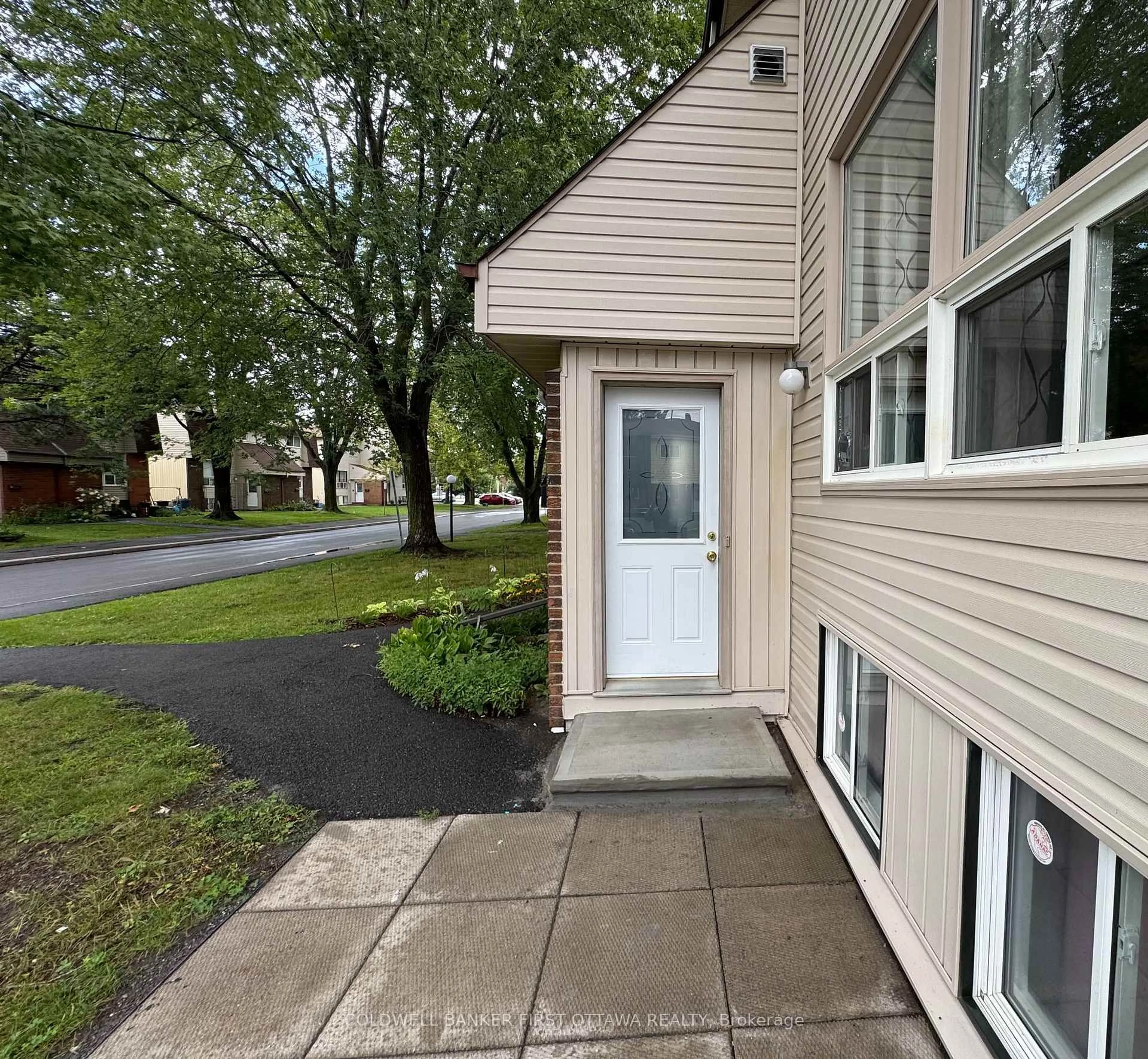 Unknown for 19C Sonnet Cres, Ottawa Ontario K2H 8W8