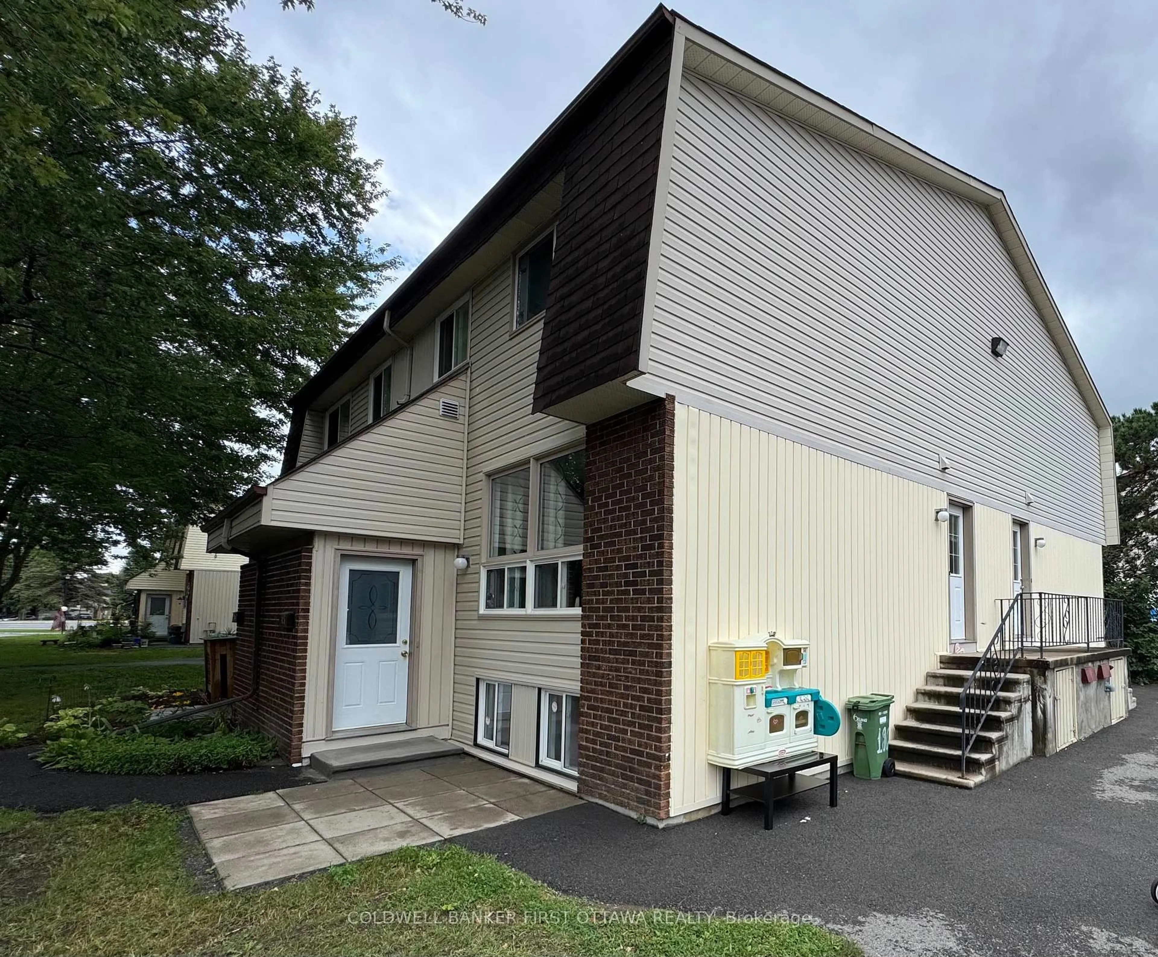Unknown for 19C Sonnet Cres, Ottawa Ontario K2H 8W8