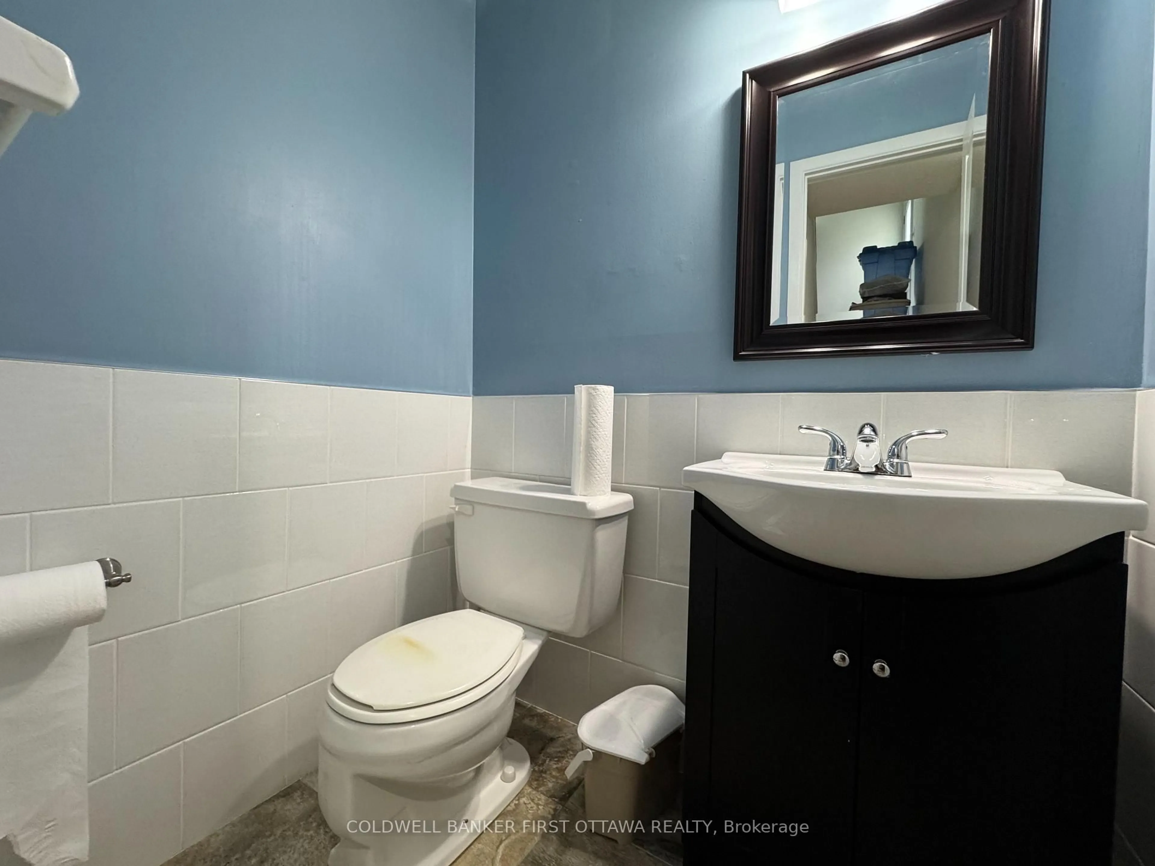 Standard bathroom, ceramic/tile floor for 19C Sonnet Cres, Ottawa Ontario K2H 8W8