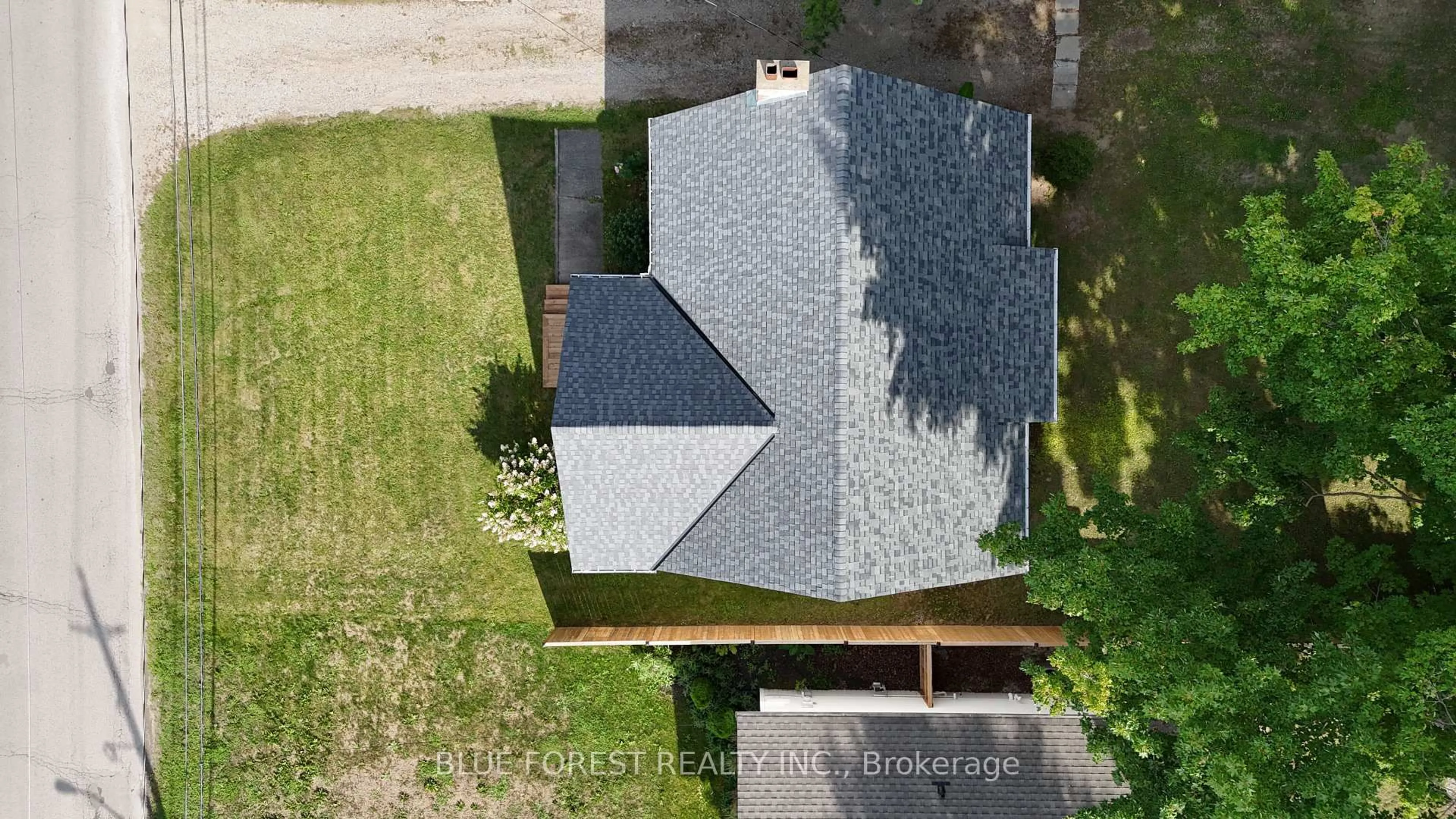 A pic from outside/outdoor area/front of a property/back of a property/a pic from drone, street for 280 Saulsbury St, Strathroy-Caradoc Ontario N7G 2B2