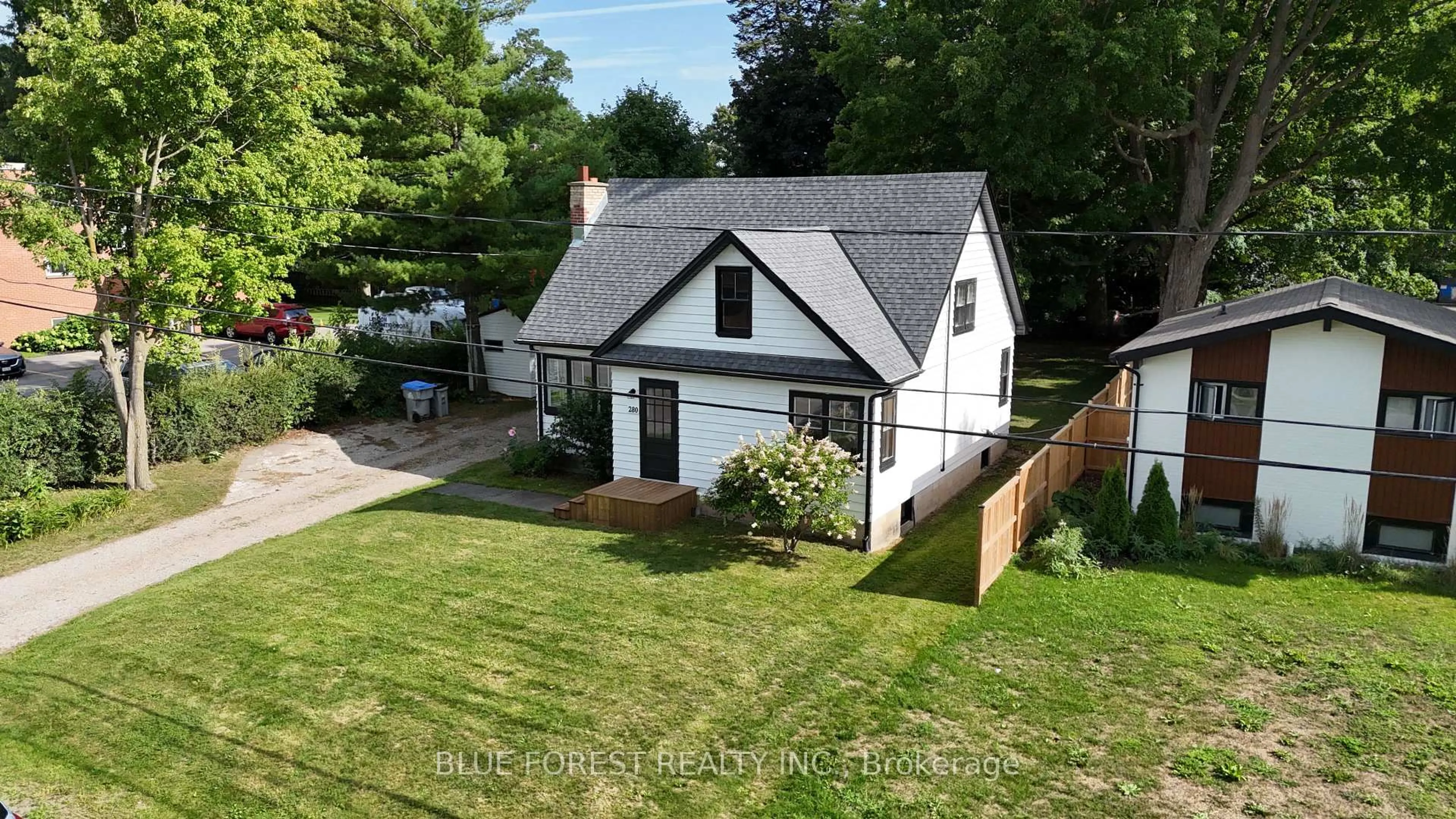 A pic from outside/outdoor area/front of a property/back of a property/a pic from drone, street for 280 Saulsbury St, Strathroy-Caradoc Ontario N7G 2B2