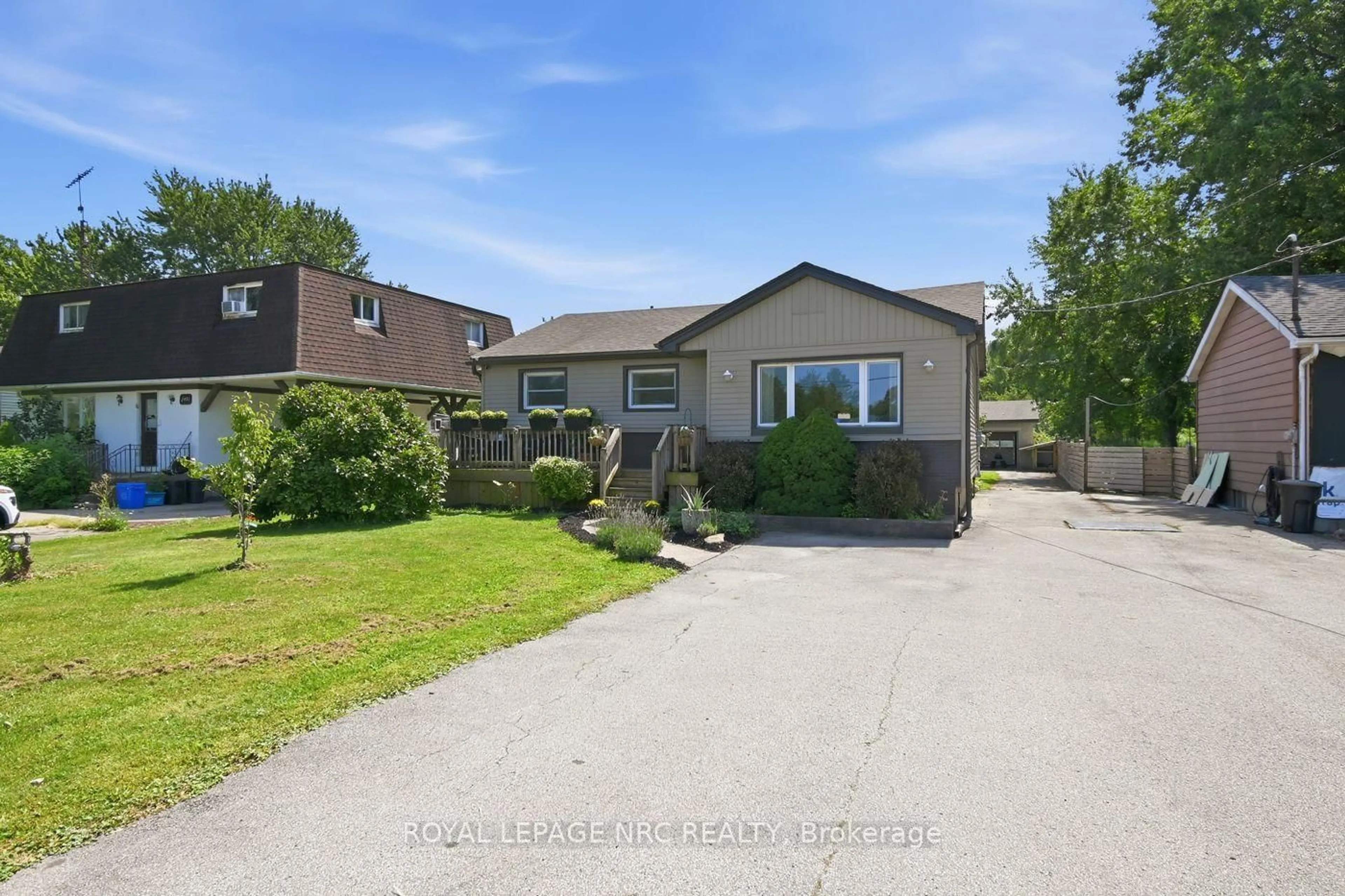 A pic from outside/outdoor area/front of a property/back of a property/a pic from drone, street for 2499 Port Robinson Rd, Thorold Ontario L3B 5N5