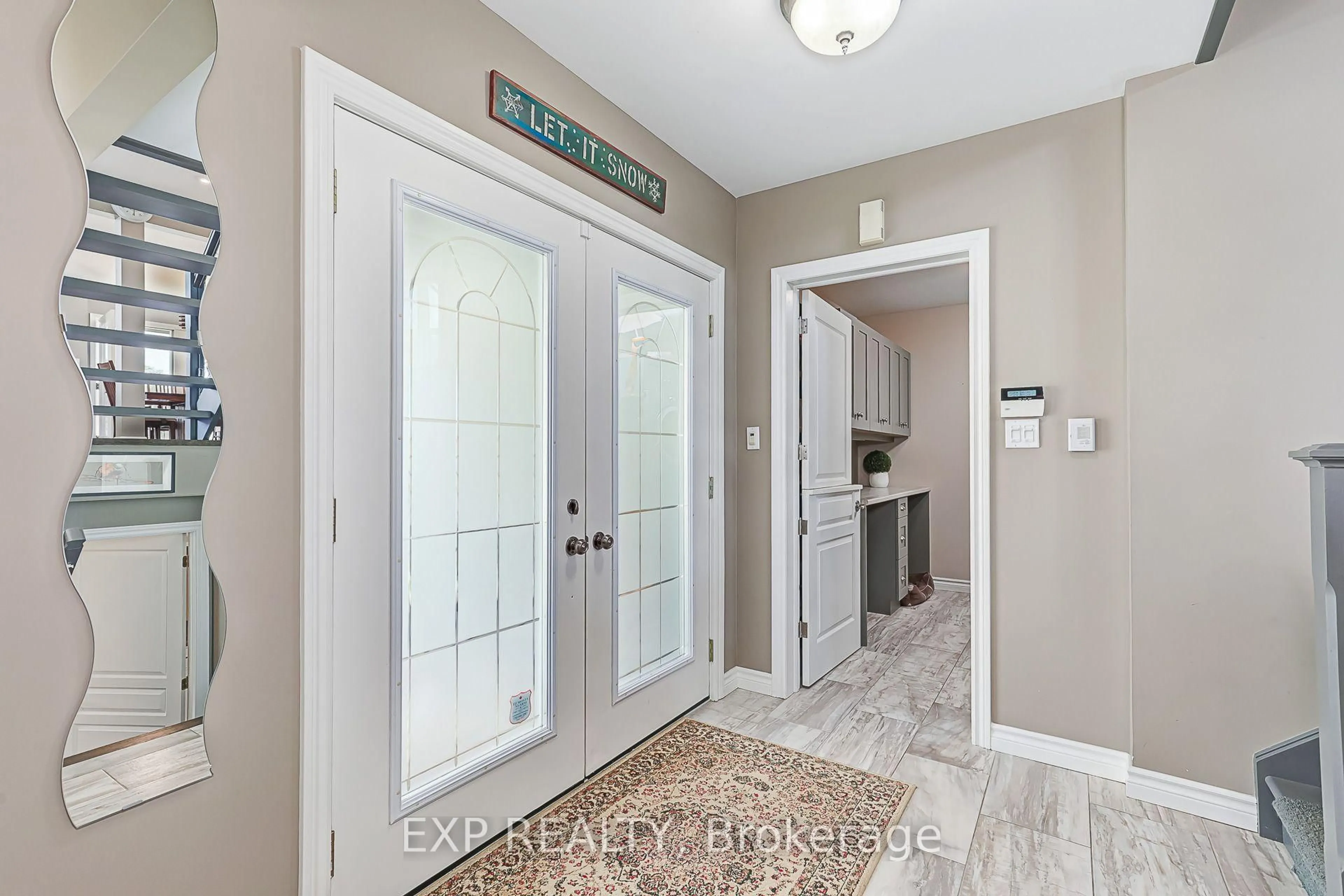 Indoor entryway for 106 Crossan Crt, Blue Mountains Ontario L9Y 0M3