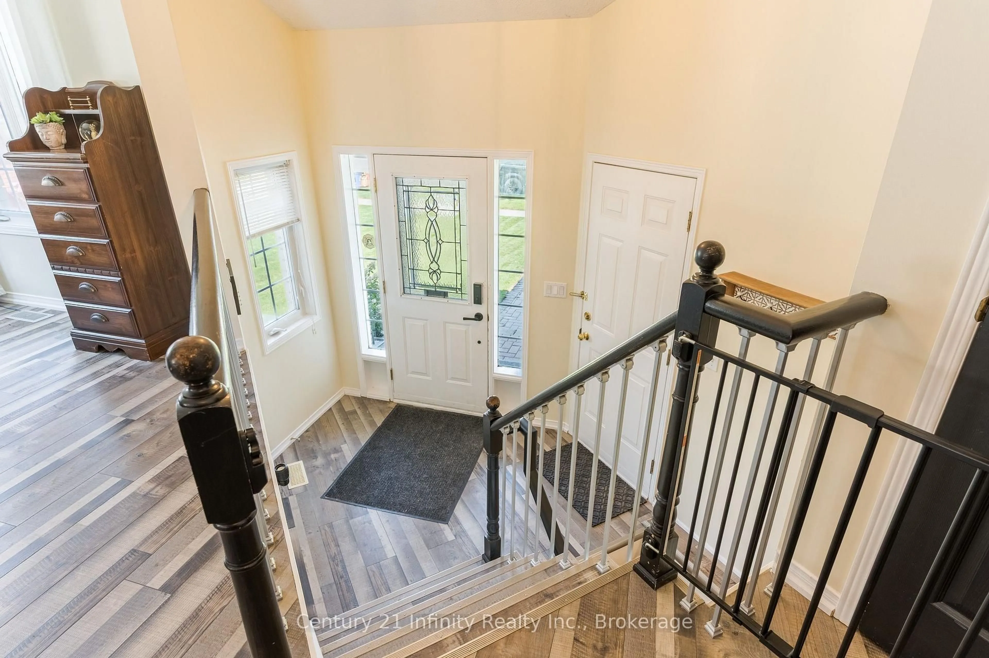 Indoor entryway for 37 Baxter Pl, Port Hope Ontario L1A 4J6