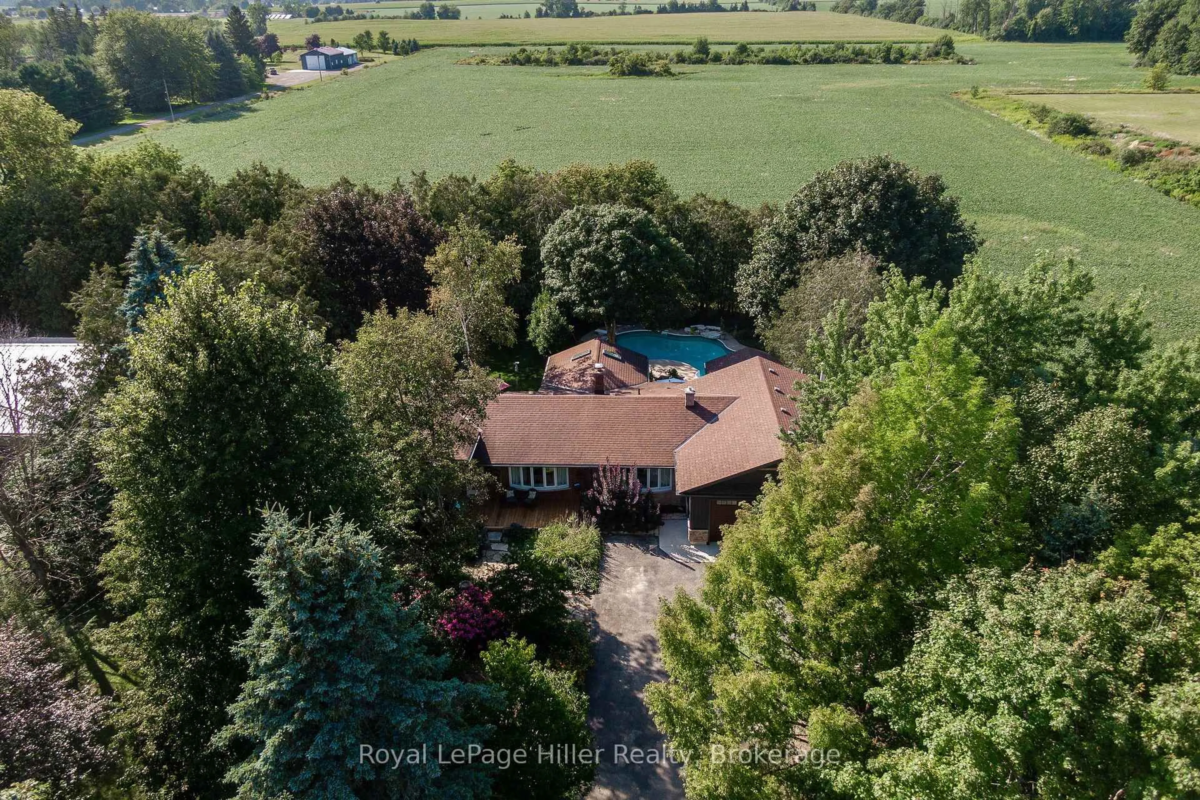 A pic from outside/outdoor area/front of a property/back of a property/a pic from drone, unknown for 950 O'Loane Ave, Stratford Ontario N5A 6S6