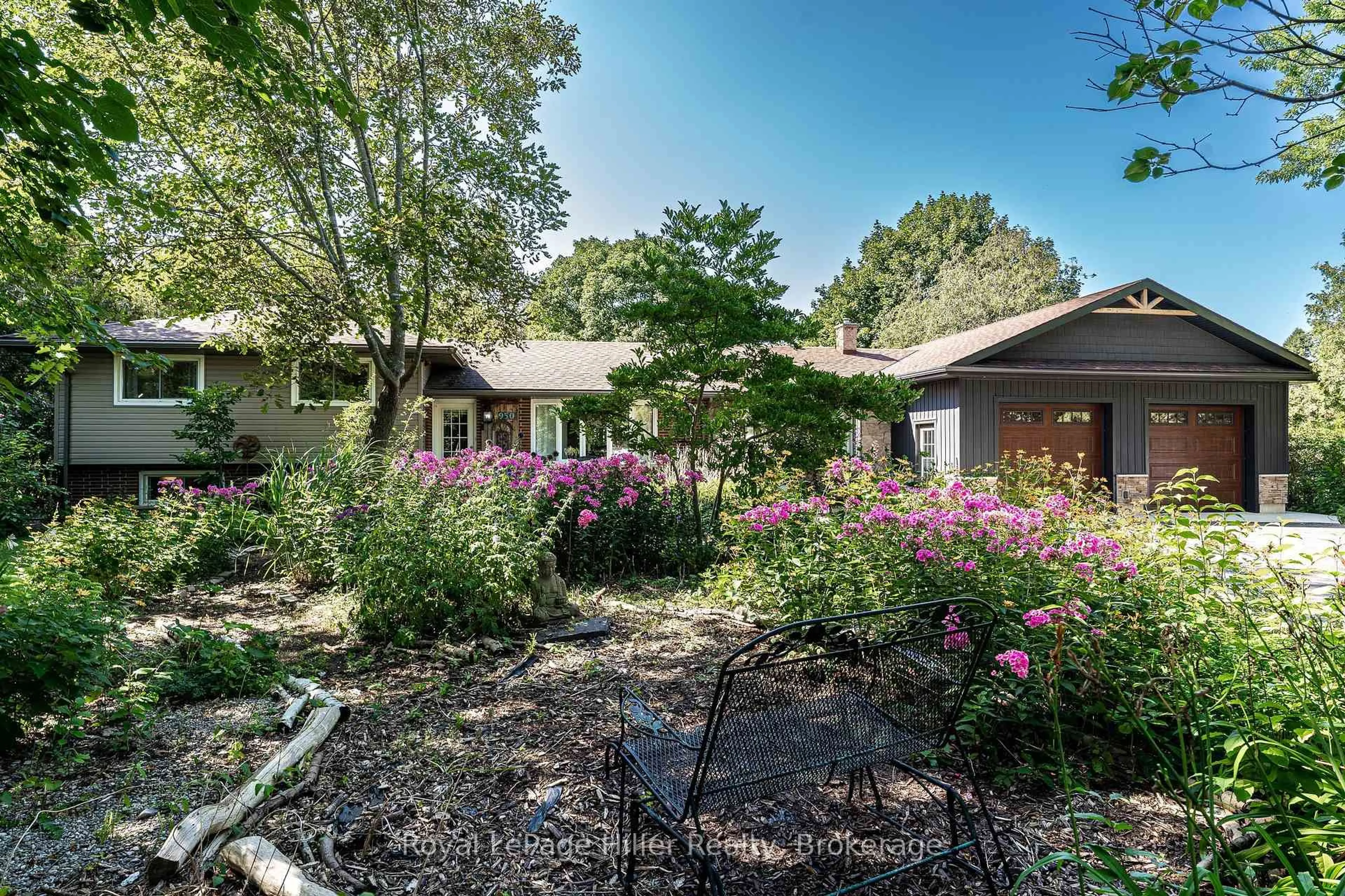 A pic from outside/outdoor area/front of a property/back of a property/a pic from drone, unknown for 950 O'Loane Ave, Stratford Ontario N5A 6S6