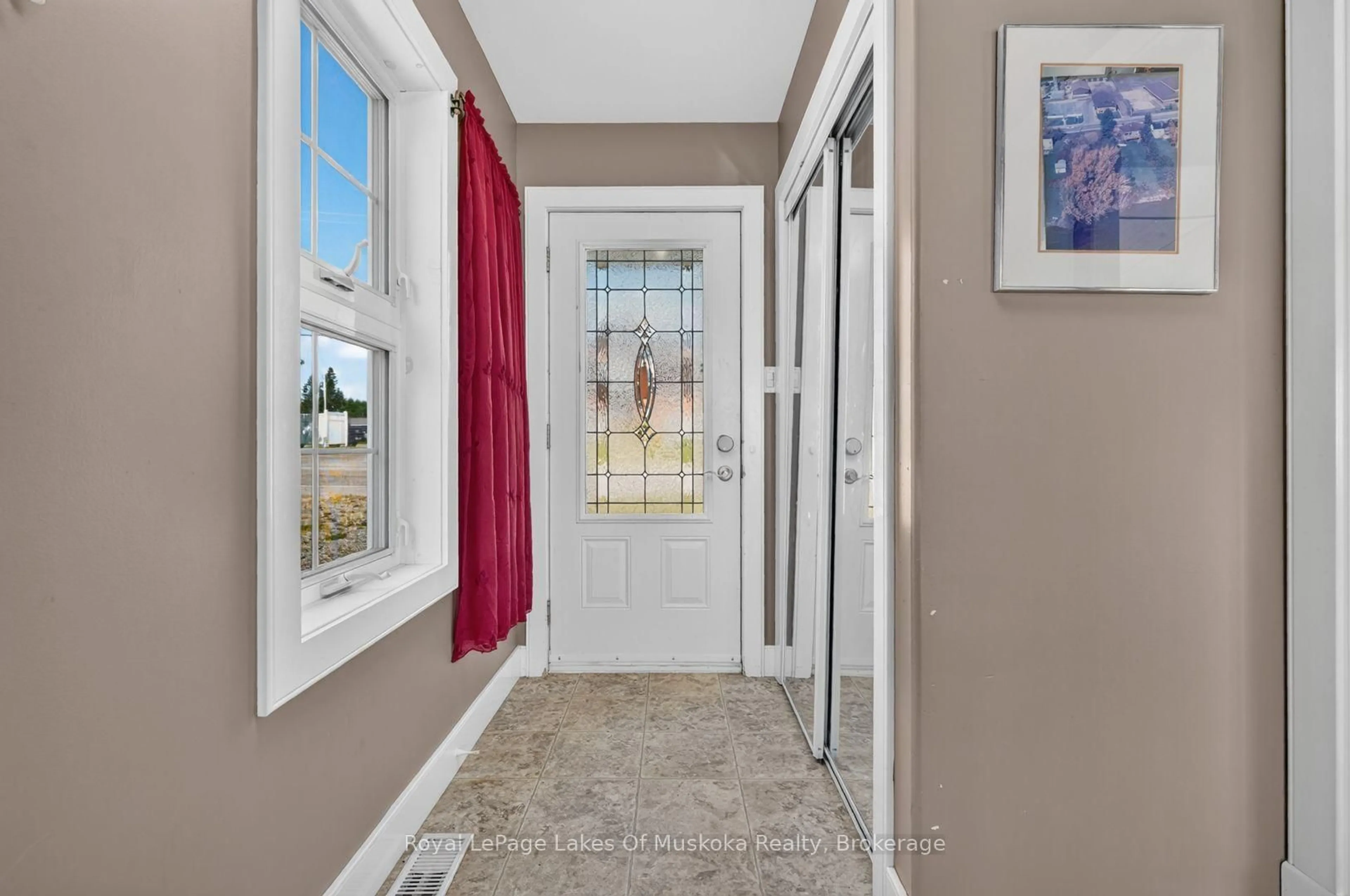 Indoor entryway for 117 Main St, Sundridge Ontario P0A 1Z0