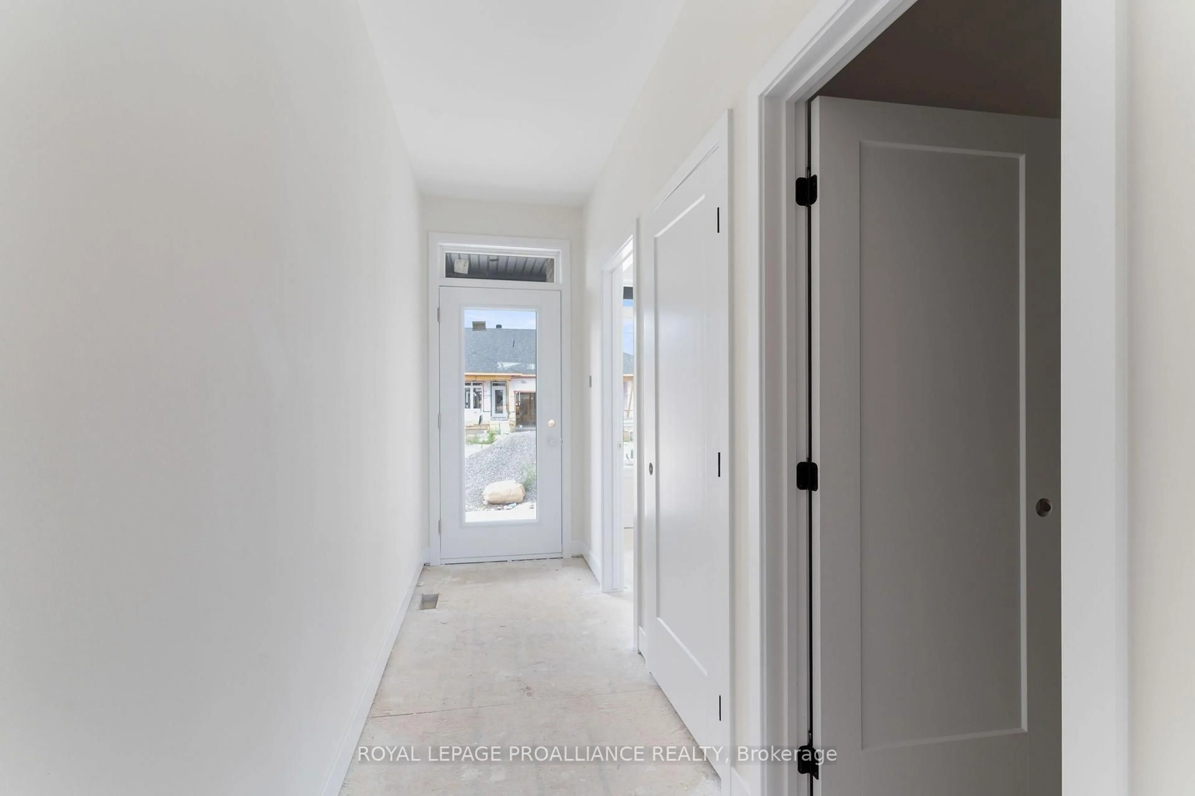 Indoor entryway for 1042 Turner Dr, Brockville Ontario K6V 0G8