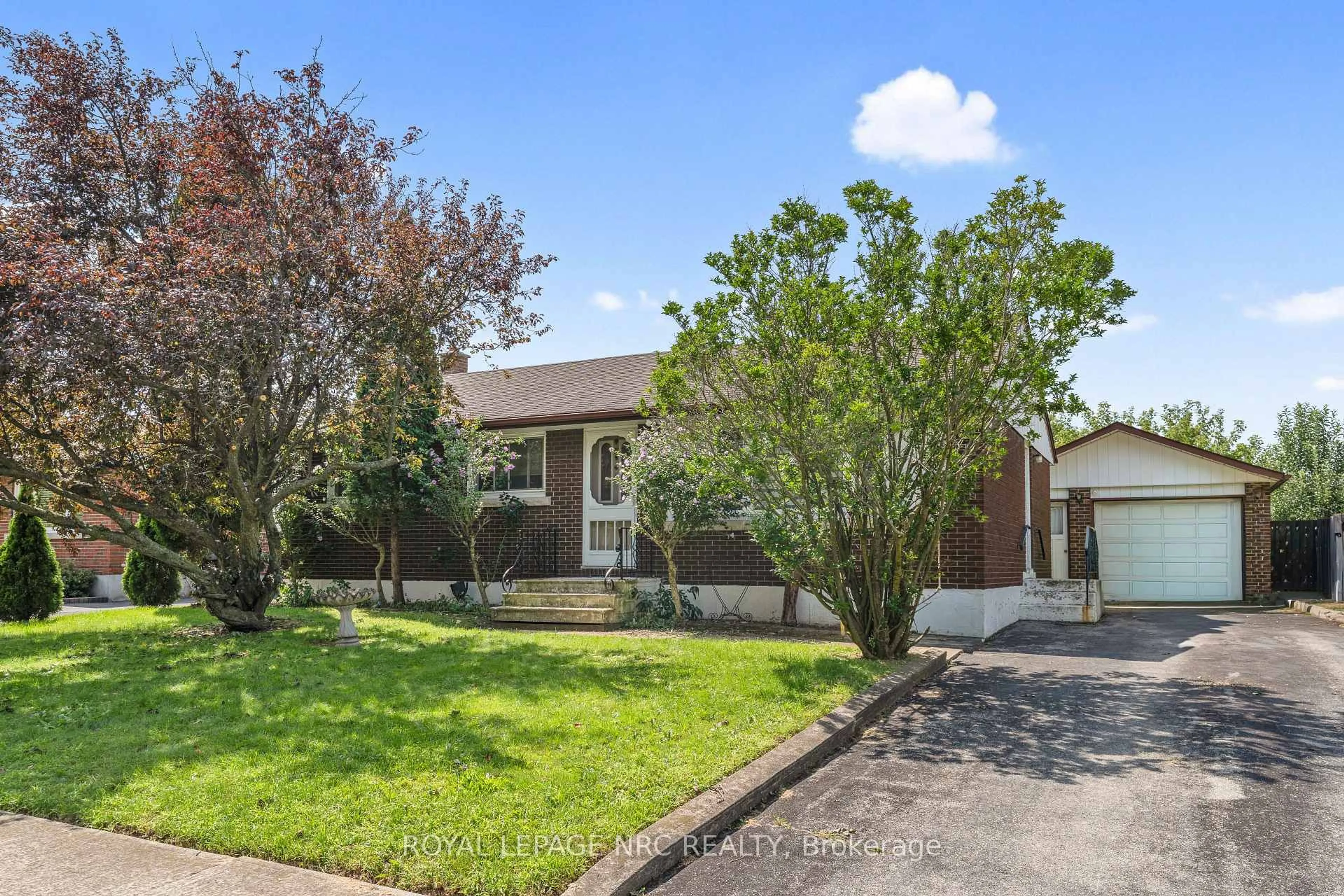 A pic from outside/outdoor area/front of a property/back of a property/a pic from drone, street for 7427 Merritt Ave, Niagara Falls Ontario L2G 5C3