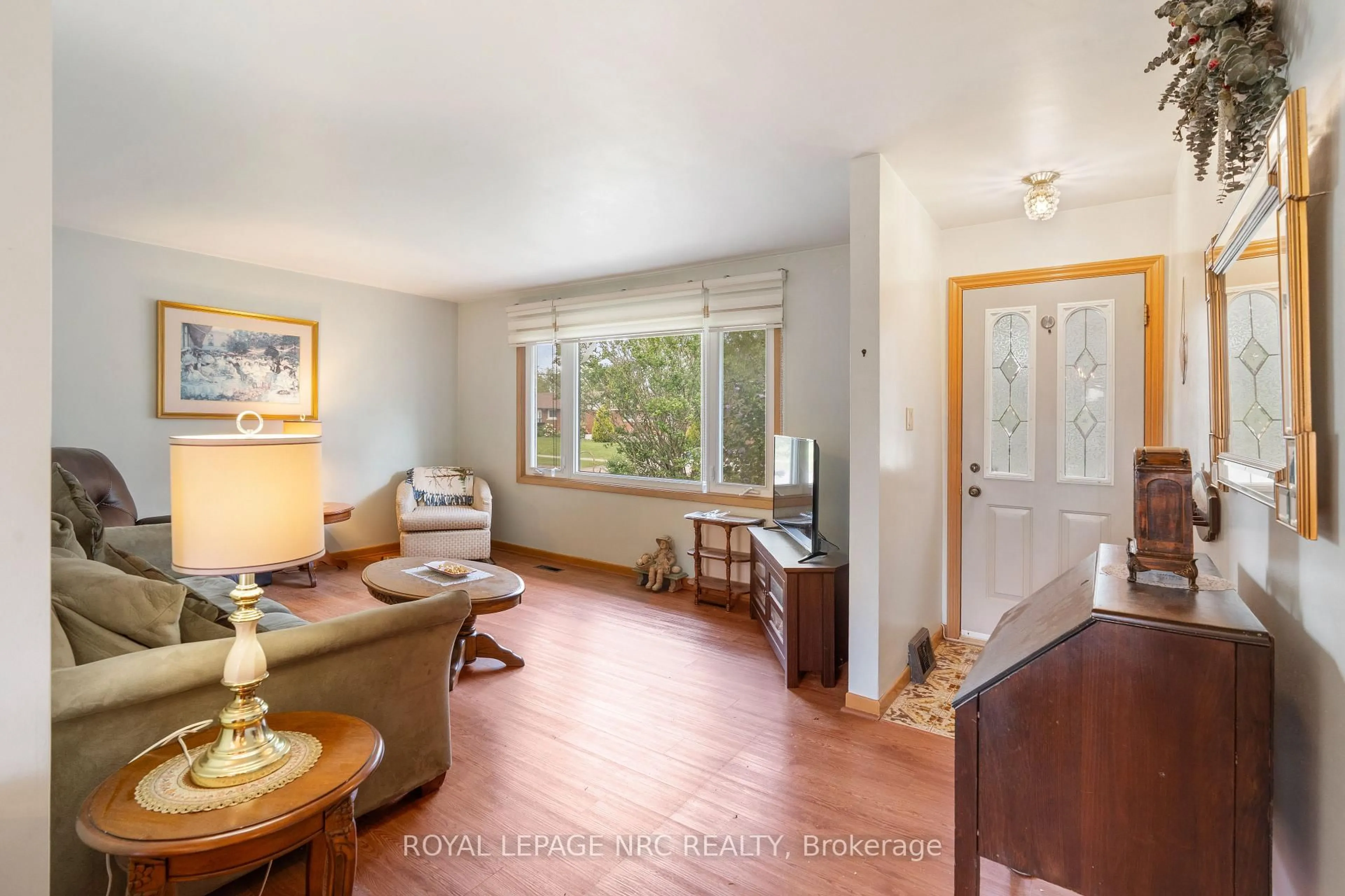 Living room with furniture, unknown for 7427 Merritt Ave, Niagara Falls Ontario L2G 5C3