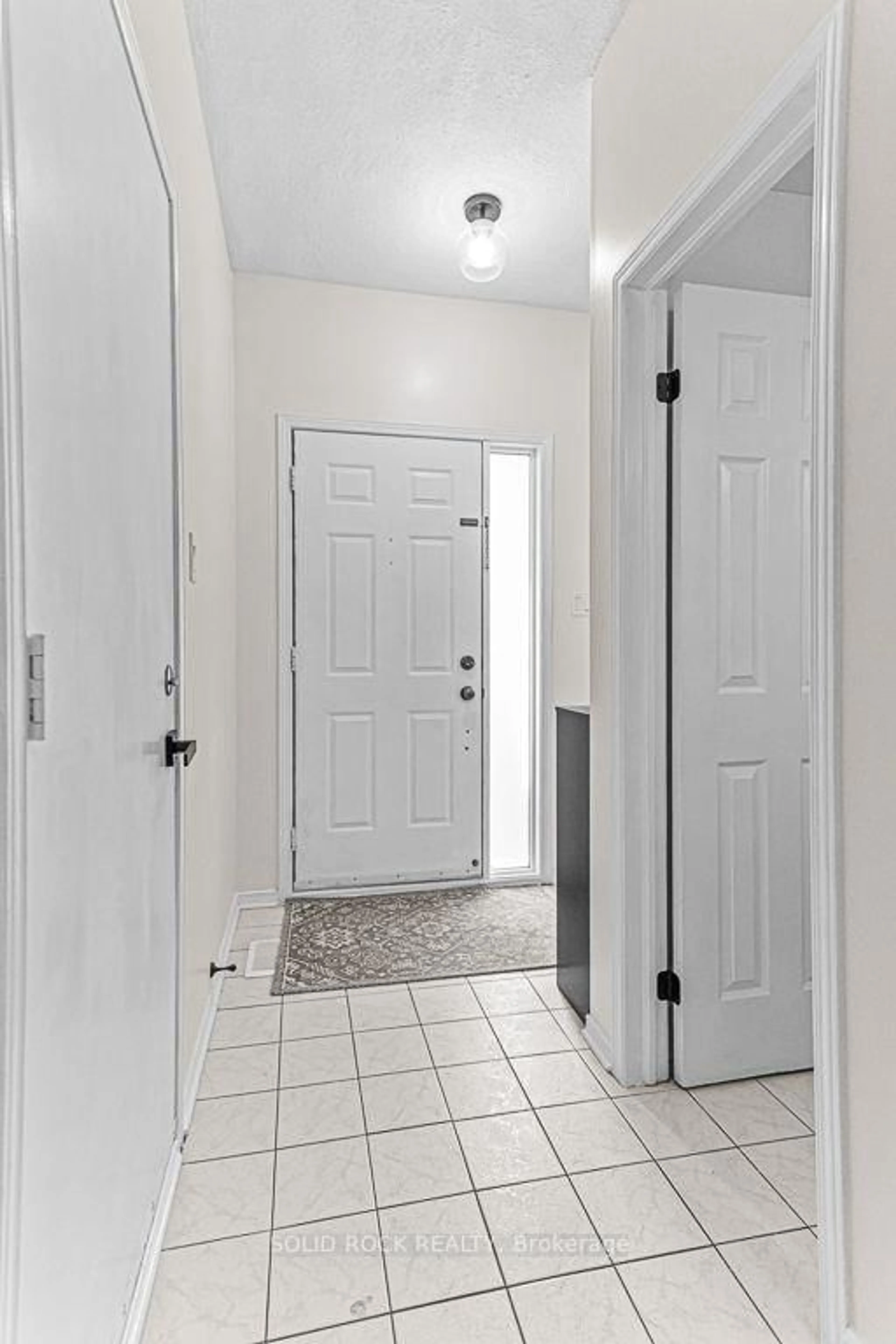 Indoor entryway for 49 Longshire Circ, Ottawa Ontario K2J 4K7