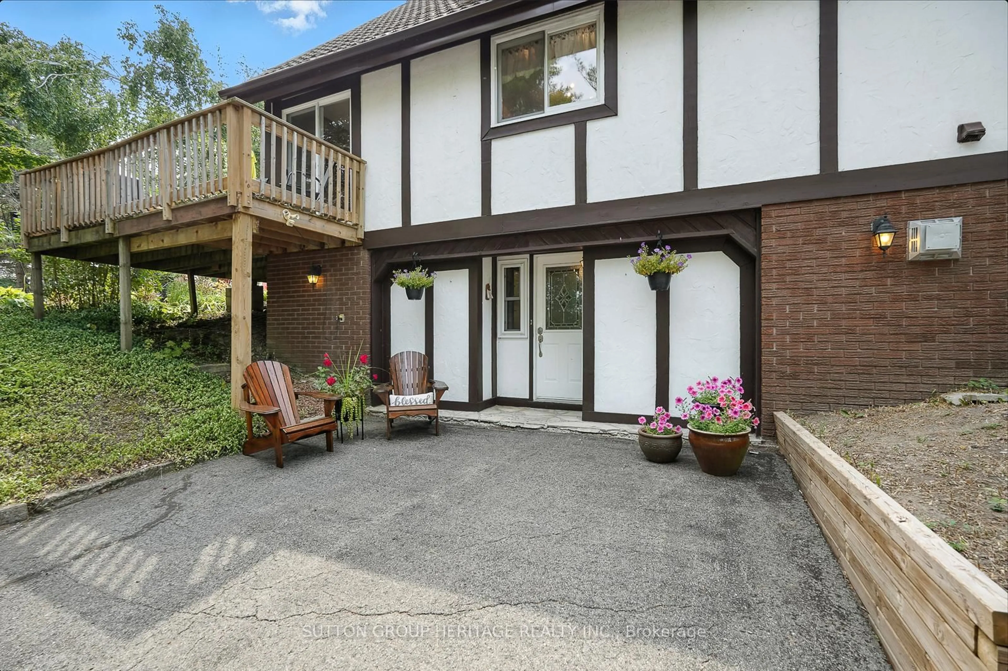 Patio, street for 184 Pirates Glen Dr, Trent Lakes Ontario K0M 1A0
